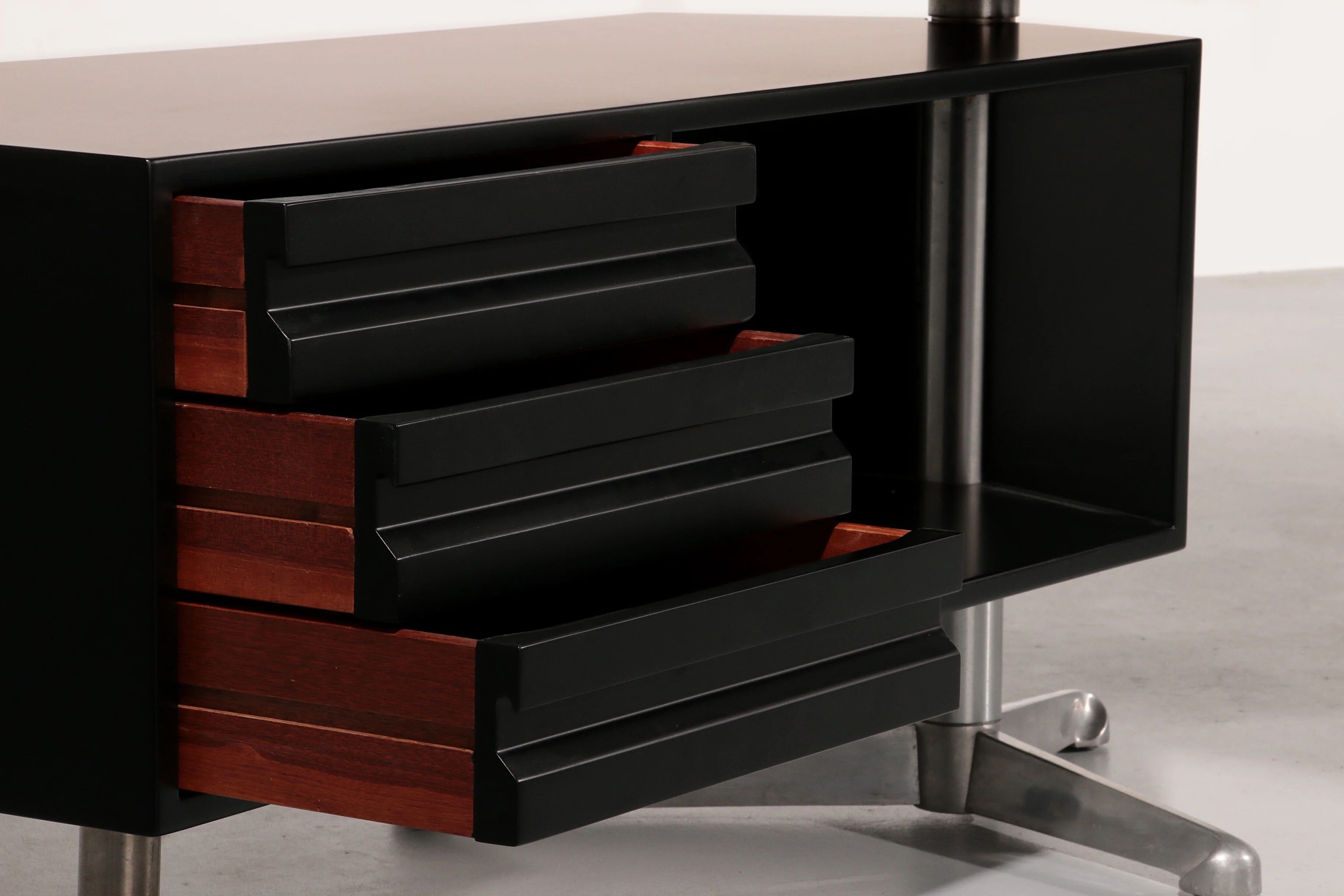 Bureau d'angle exécutif 'T96' d'Osvaldo Borsani pour Tecno en bois laqué noir