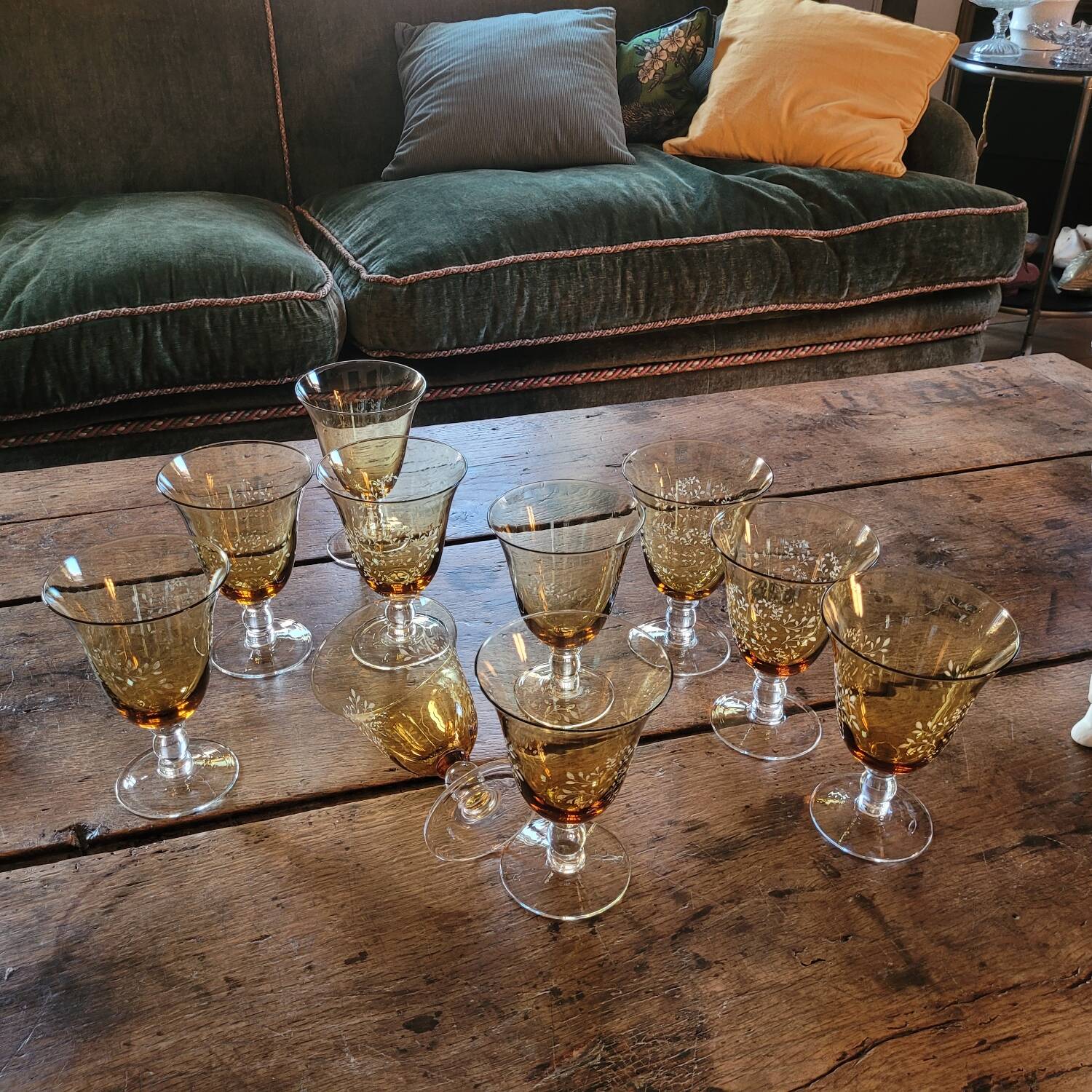 Lot de dix verres à pied ambrés gravés – années 1950