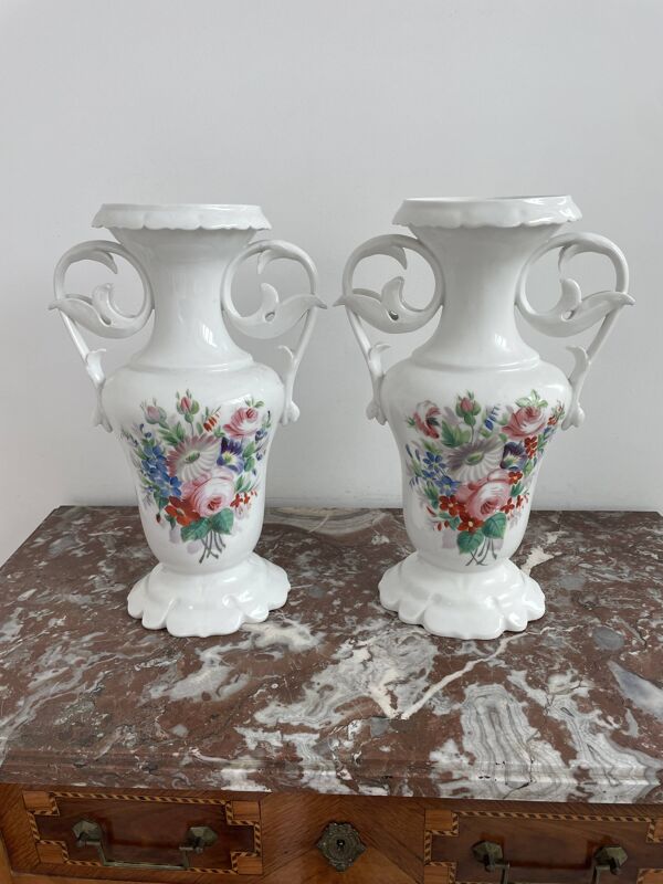 Paire de grands vases d’église XIXe en porcelaine de Paris blanche peinte