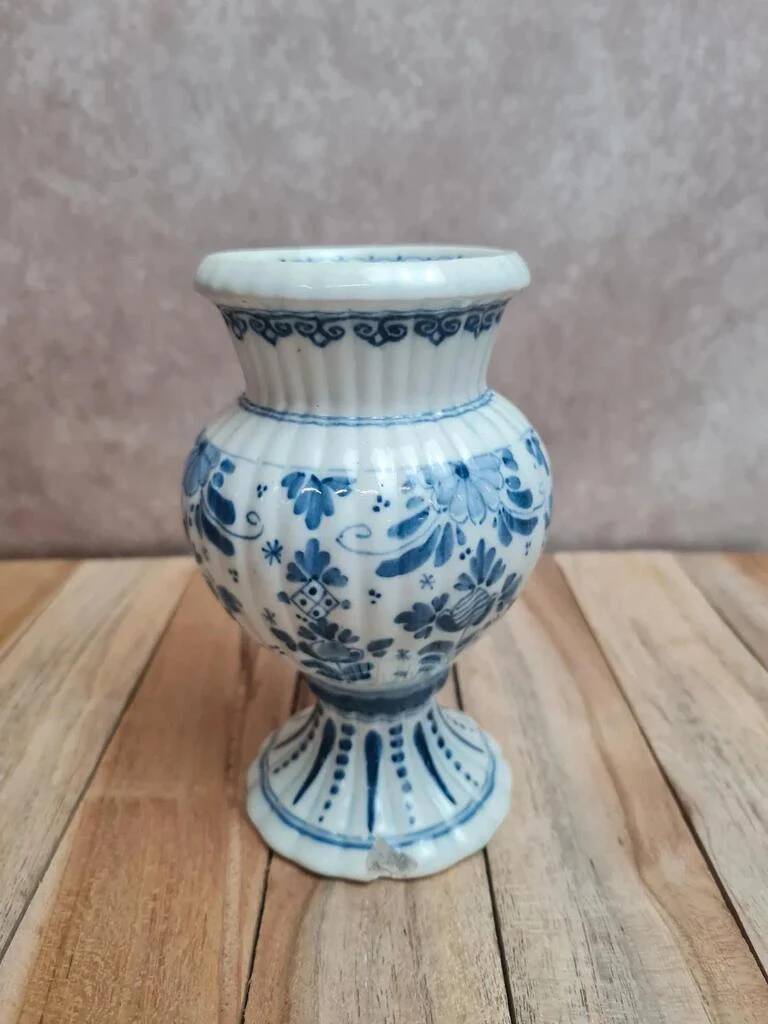 Petit vase vintage style Delft bleu blanc sur piédouche