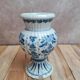 Petit vase vintage style Delft bleu blanc sur piédouche