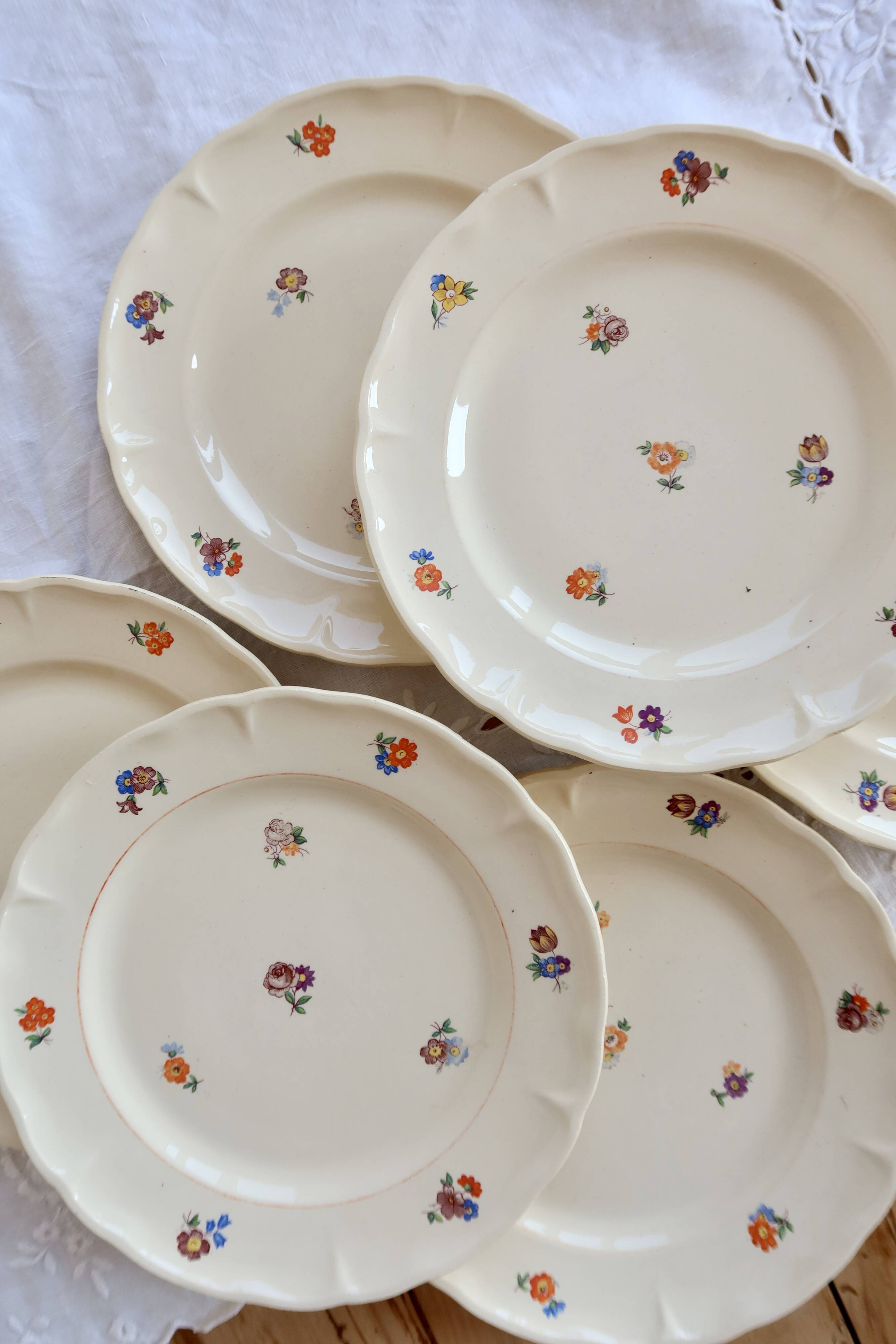 6 vintage ivory earthenware dessert plates – Small flower decoration