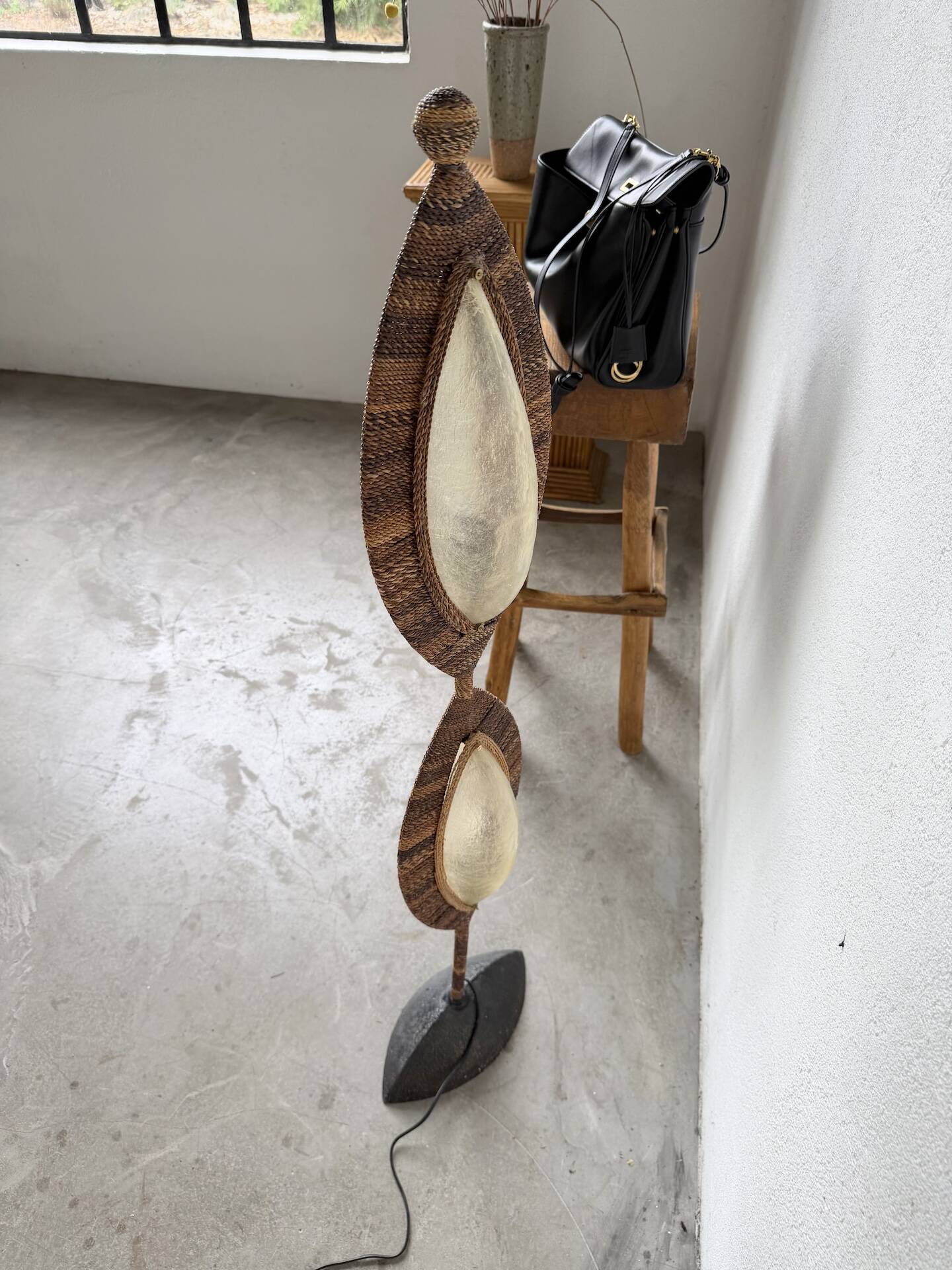 Lampadaire bronze et corde 1970