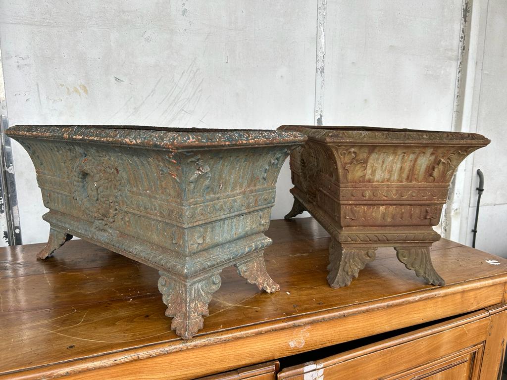 Pair of cast iron planters of the nineteenth century - planter