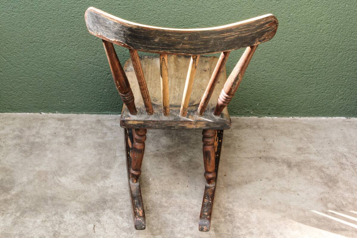 Rocking chair pour enfant en hêtre patiné, 19ème siècle