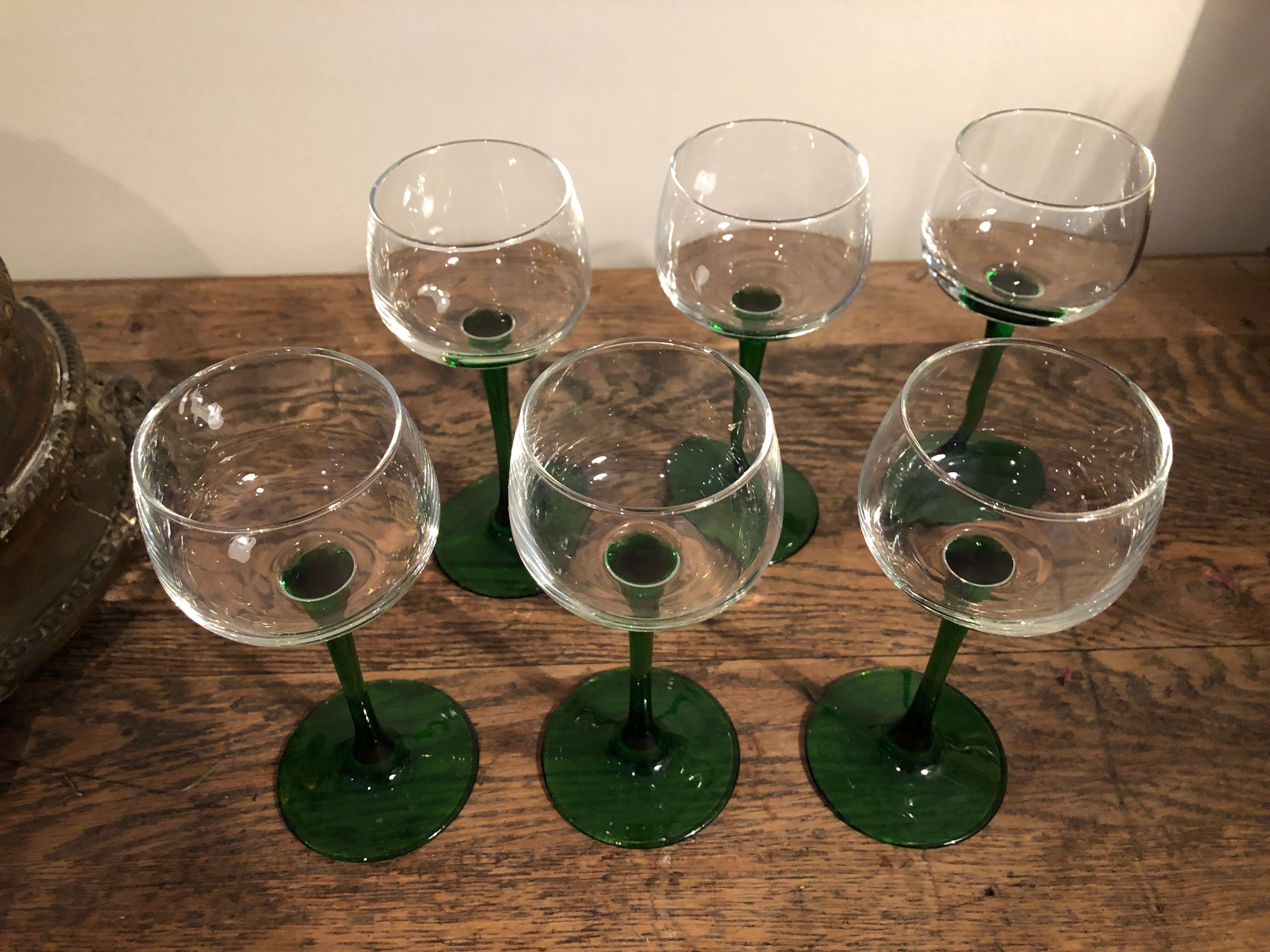6 white wine glasses