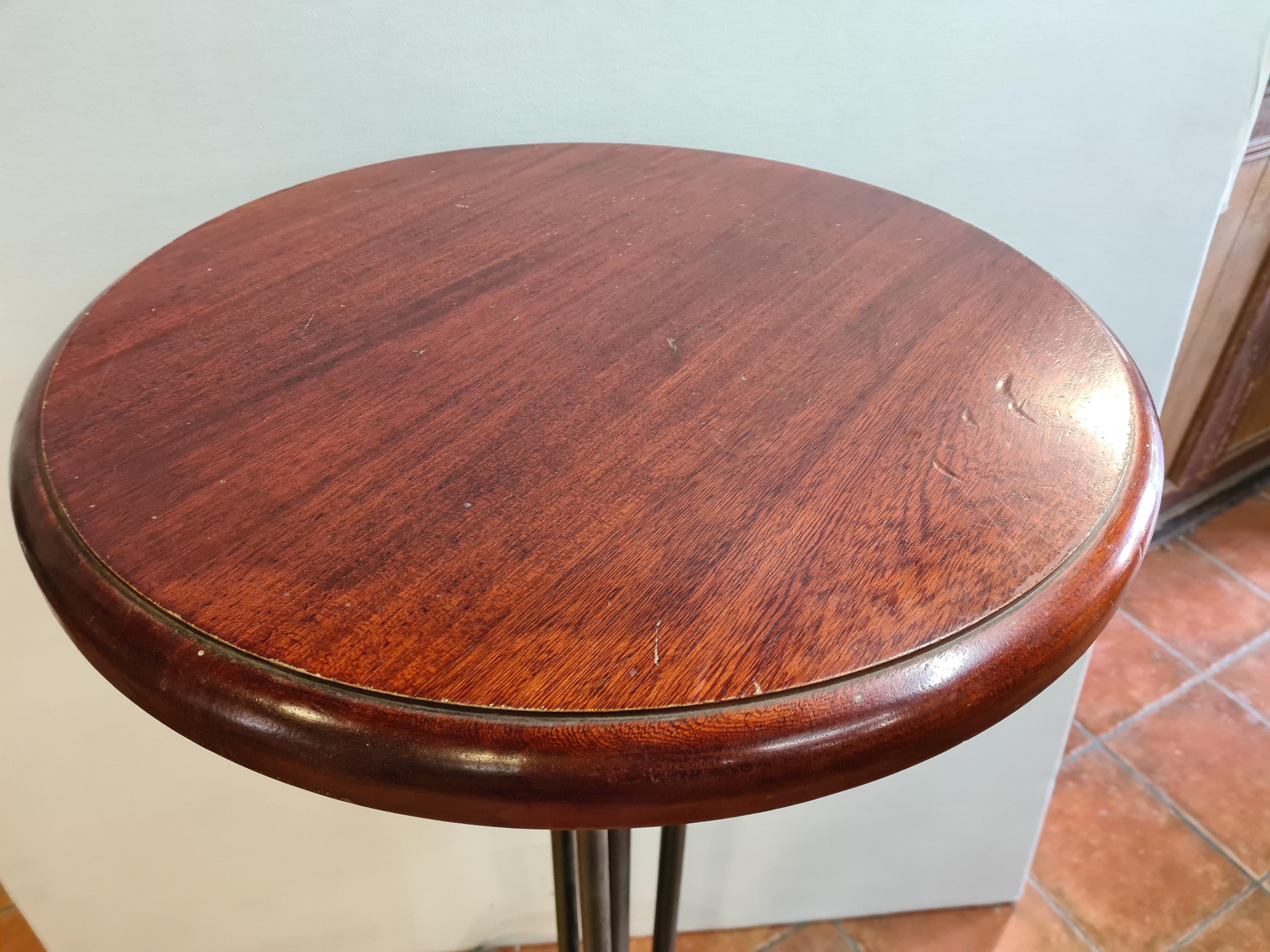 Pedestal table / standing up with cast iron base