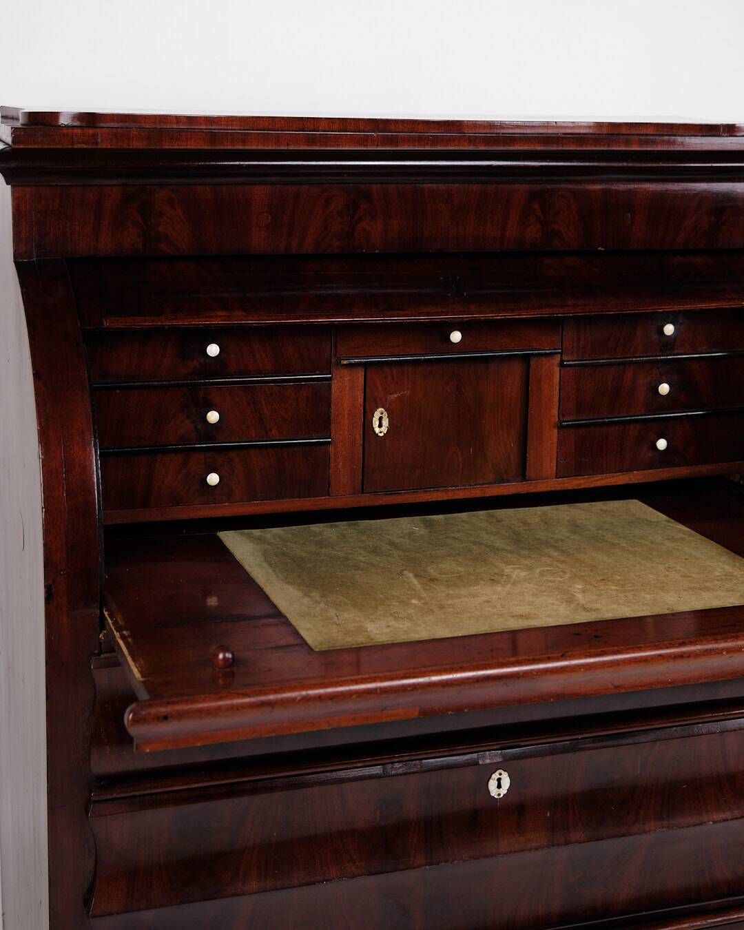 Chatol - Hand polished mahogany - Mother of pearl fittings & leg knobs - Year 1860s