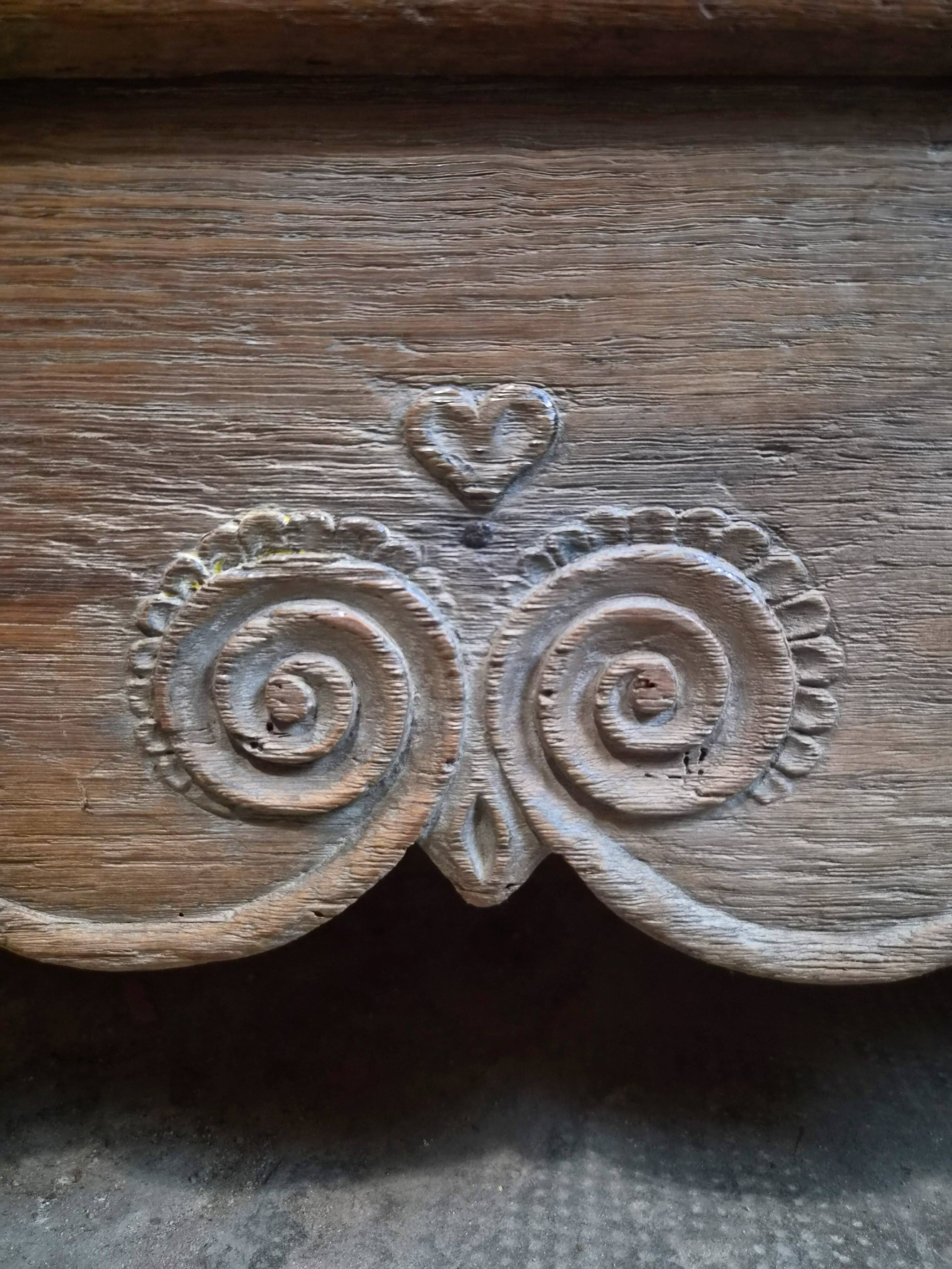 Grand oak buffet from the 18th century, Auvergne