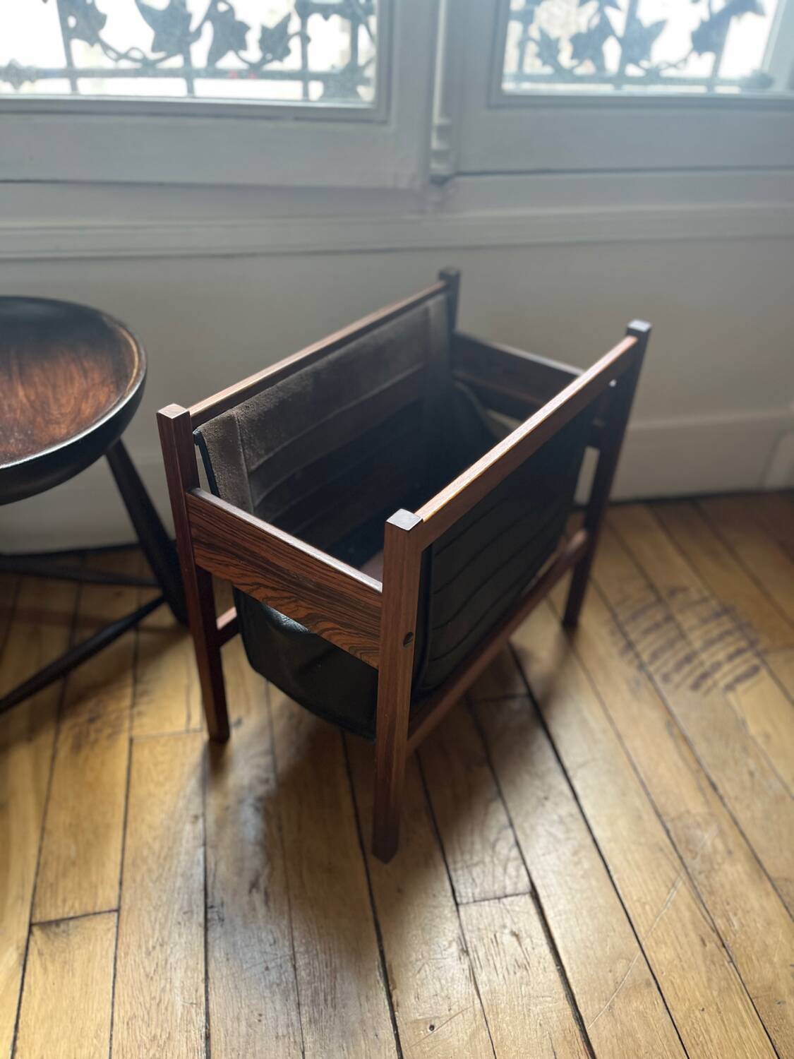 Porte revues scandinave en palissandre de Rio et cuir