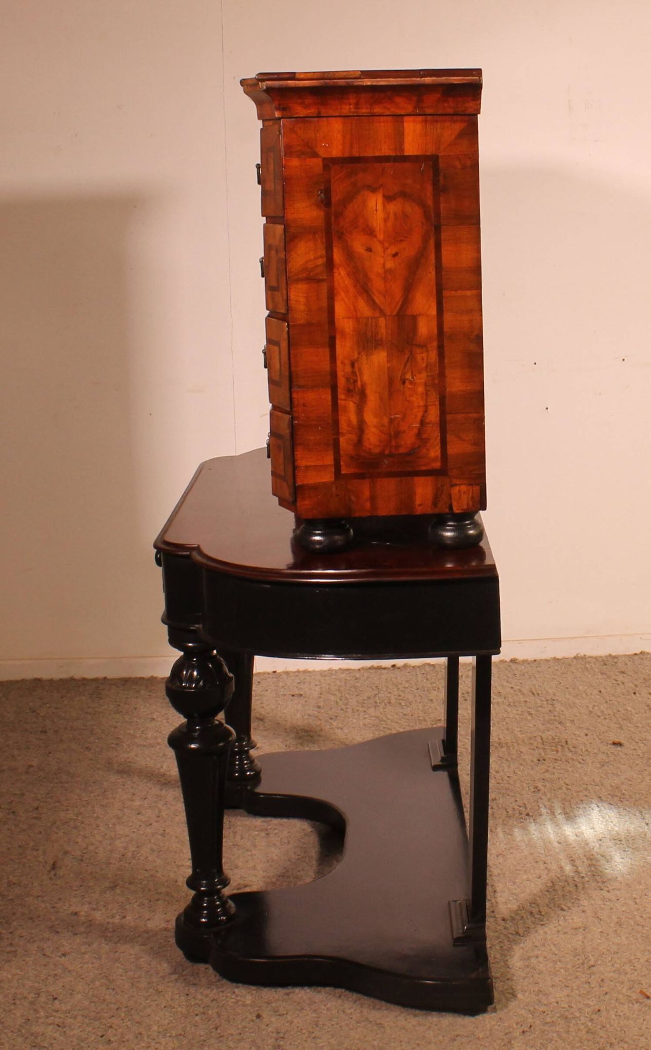 Cabinet allemand en noyer, XVIIIème siècle