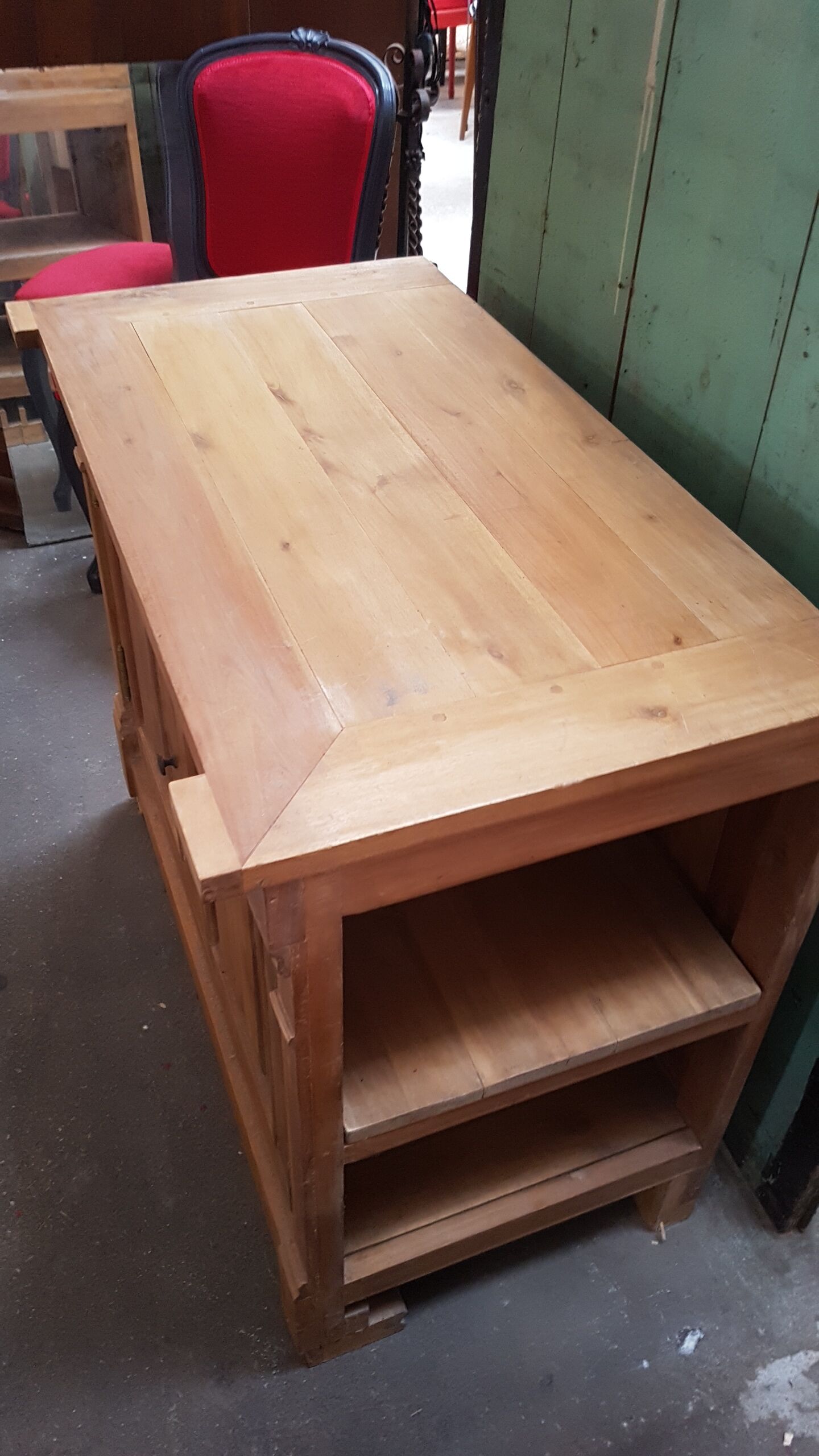 Raw acacia storage unit