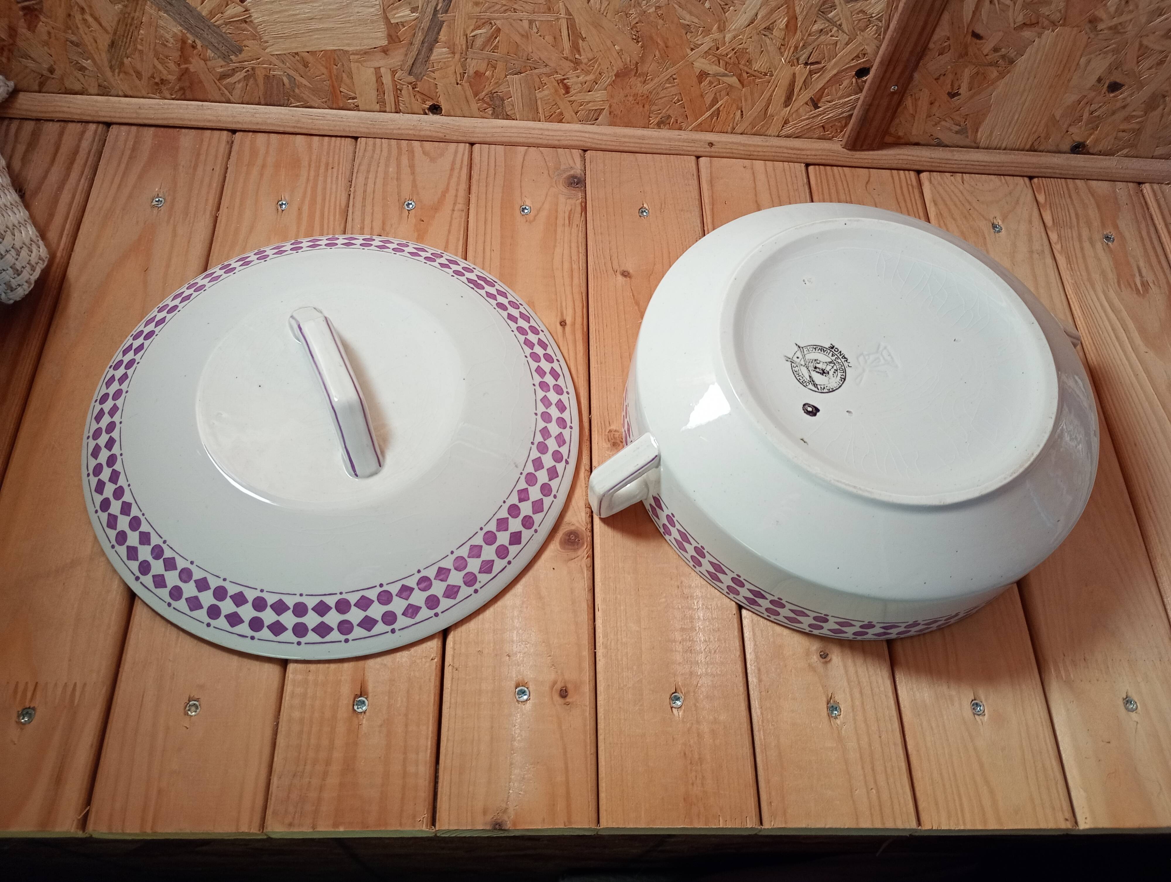 Soup tureen or vegetable dish with purple decoration, Moulin des Loups Orchies