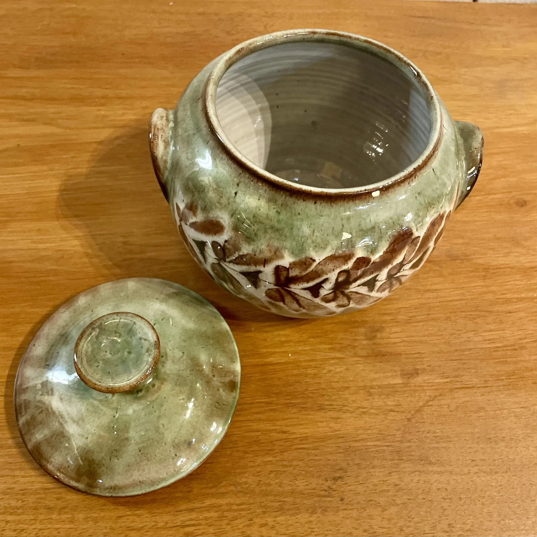 Pot or glazed ceramic pocket.