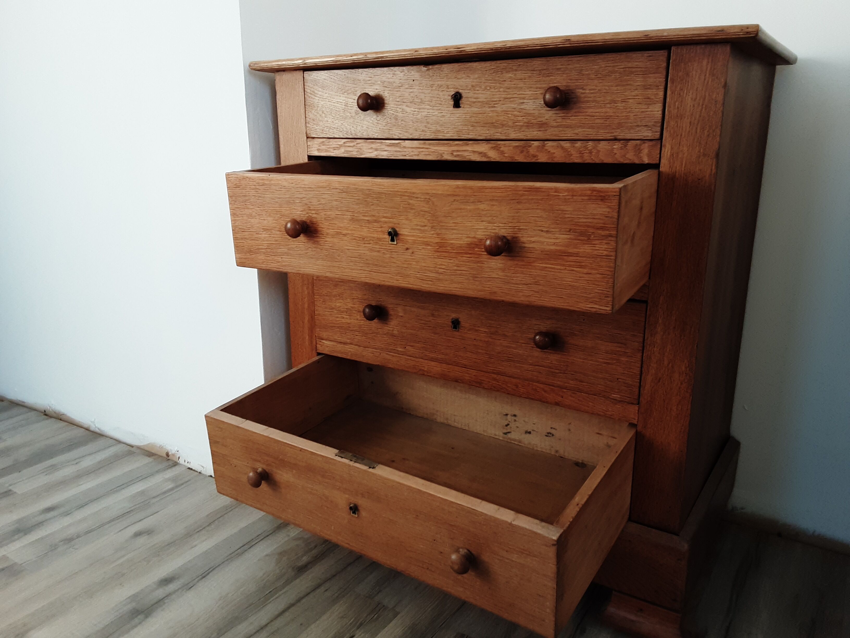 Oak chest of drawers