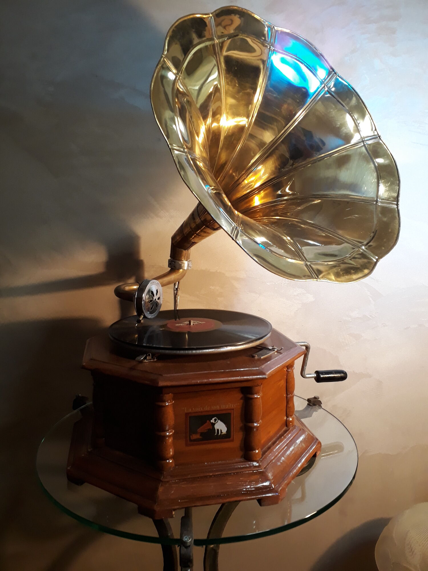 Former gramophone the voice of his master with brass pavilion, , with a disc 78 runs my
