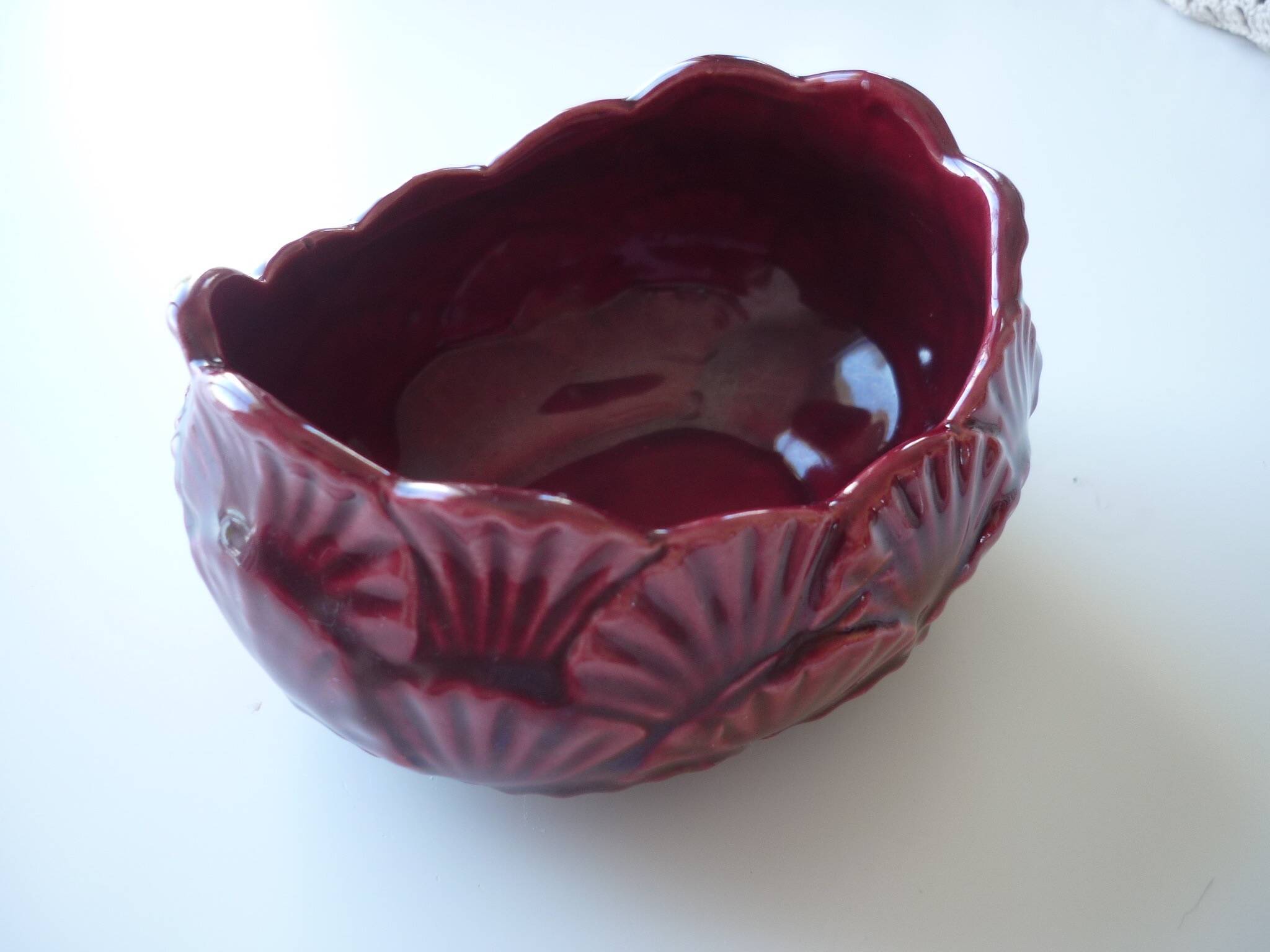 Empty art-deco scallop shell pocket