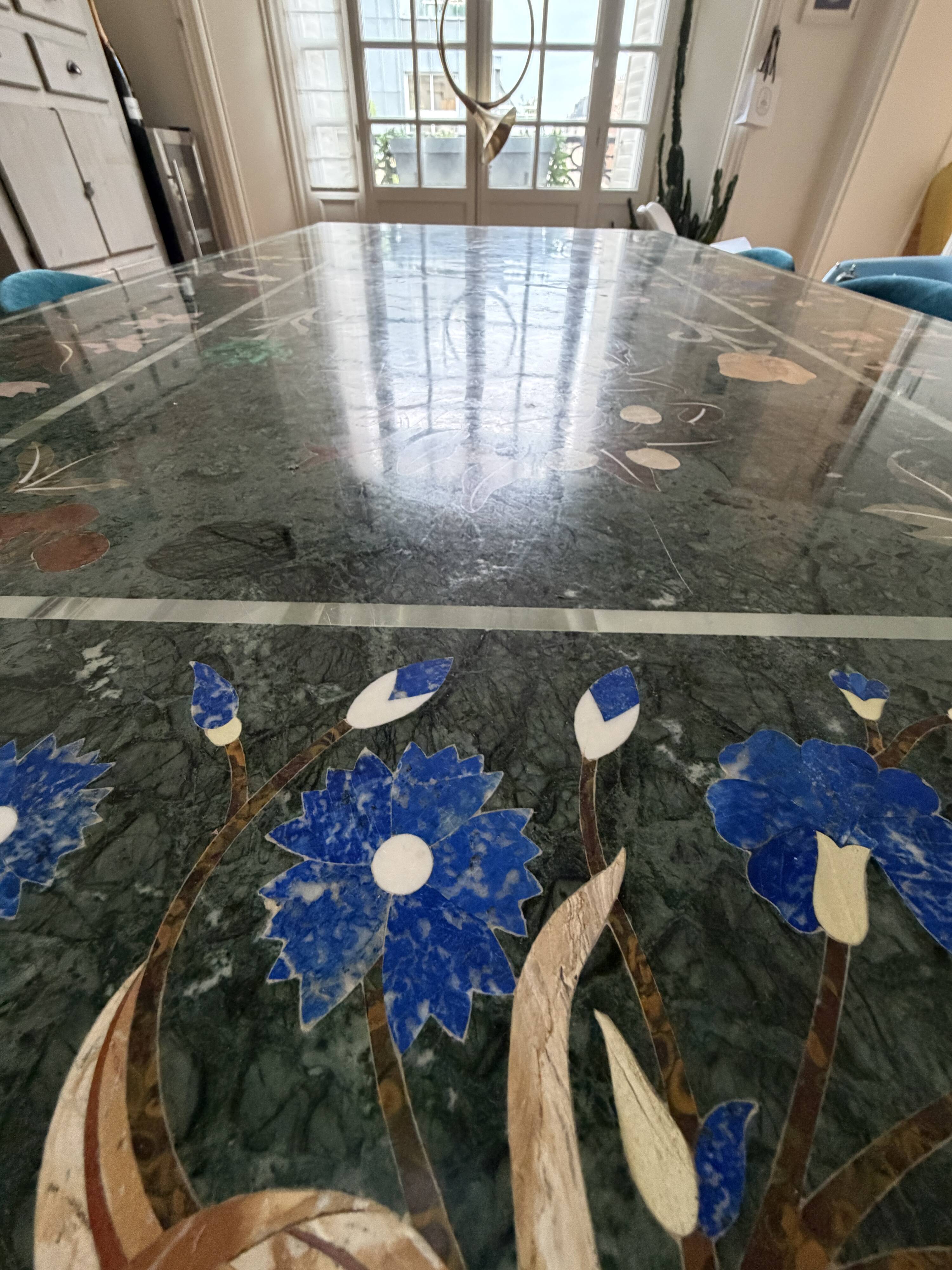 Table d’exception en marbre vert incrusté de pierres – Pietra Dura d’Agra
