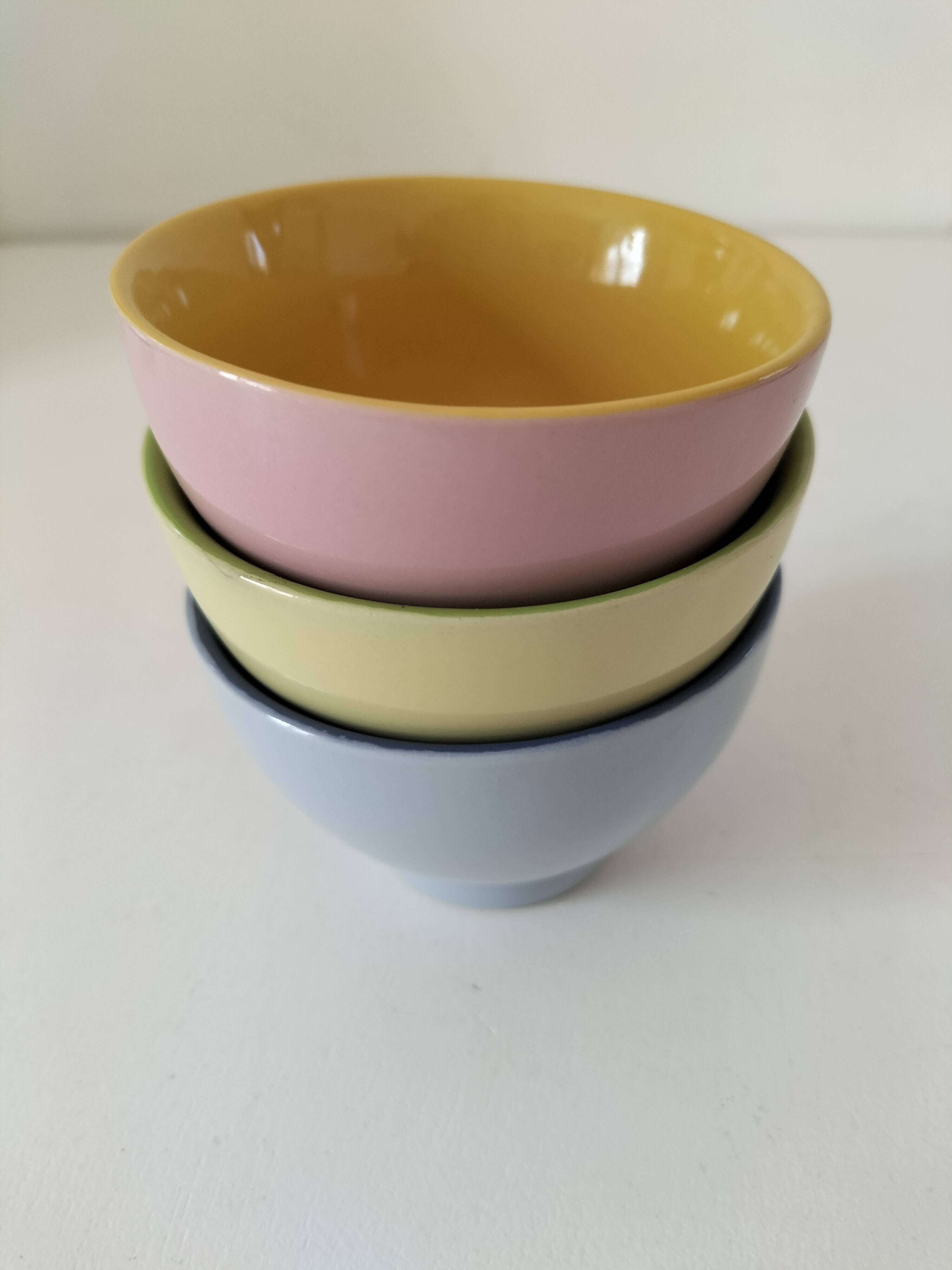 Set of three pastel two-tone mini bowls in glazed ceramic.