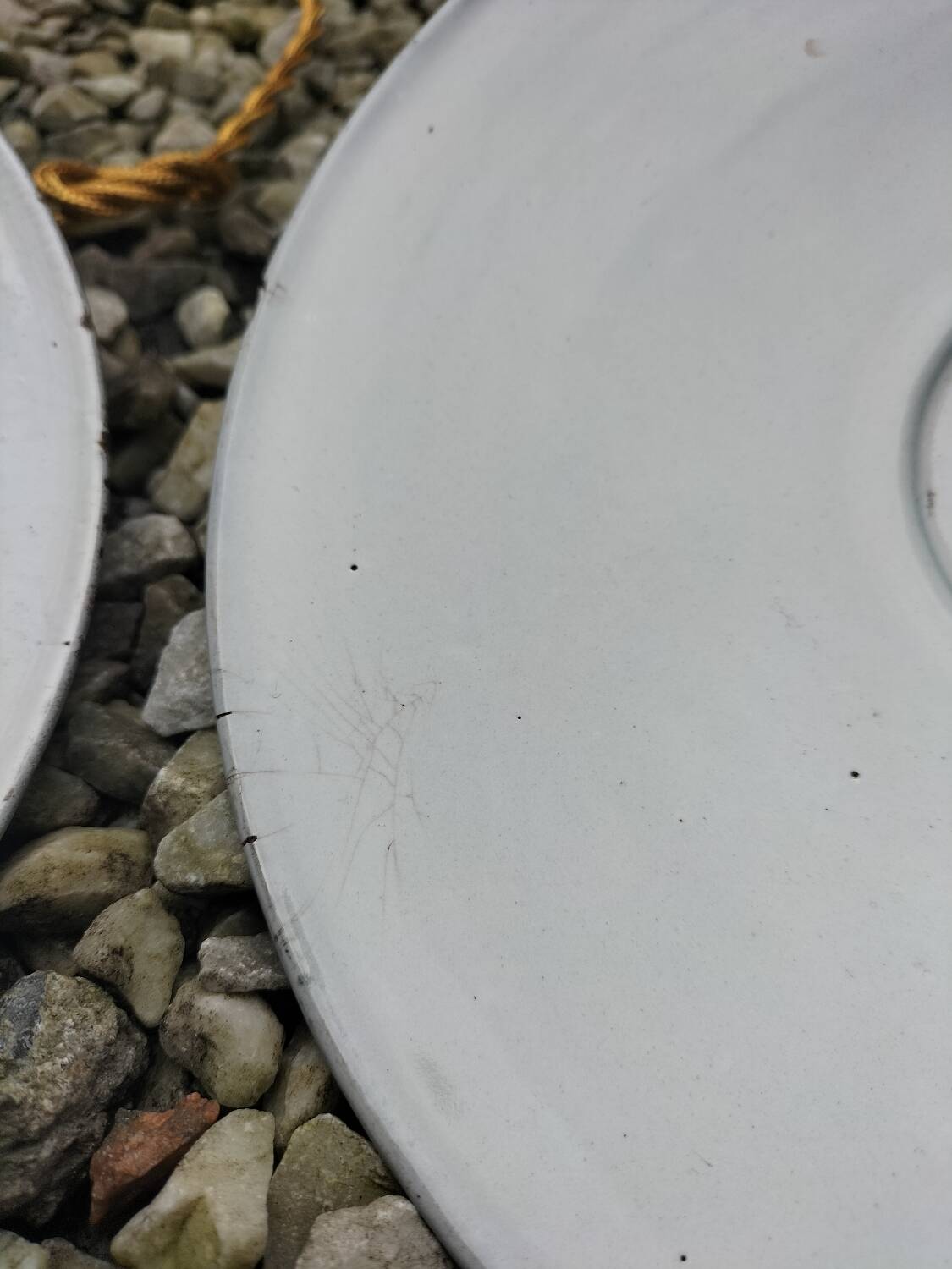 3 enamelled sheet metal suspensions