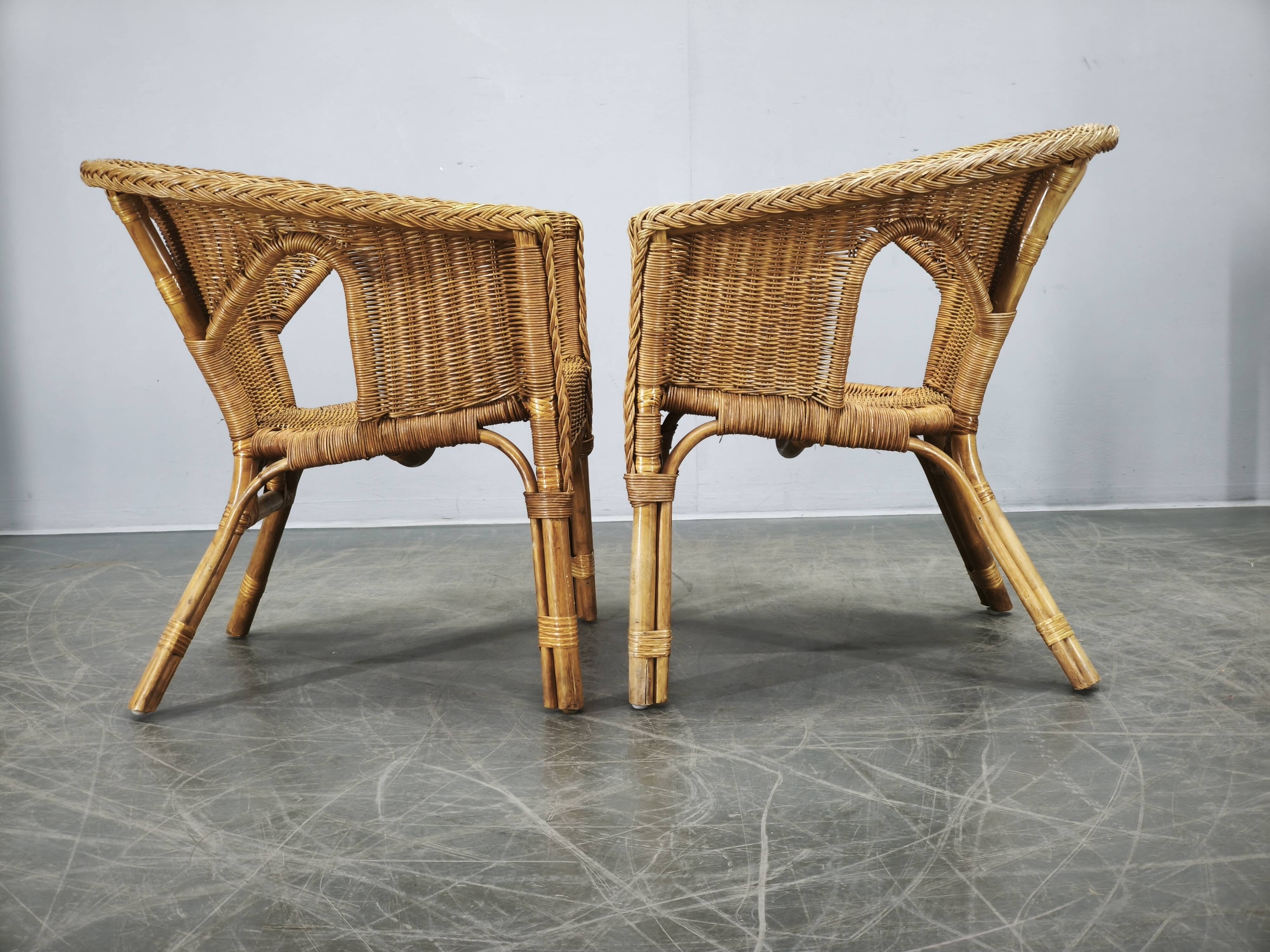 Ensemble de salon en rotin et osier italien des années 1950, quatre fauteuils et une table.