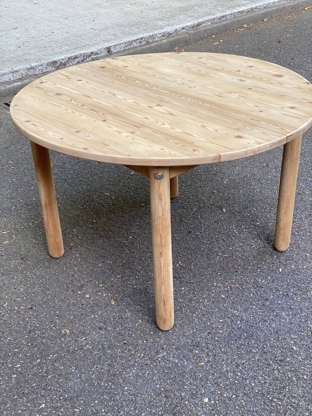 Scandinavian round extendable dining table stripped in solid wood from the 1970s.