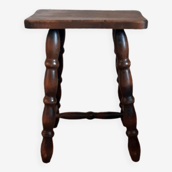 Tabouret marron en bois tourné.