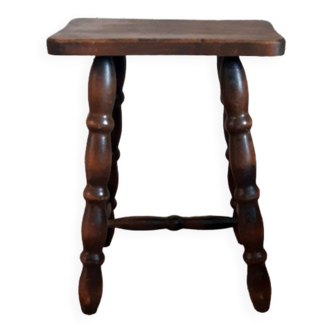 Tabouret marron en bois tourné.