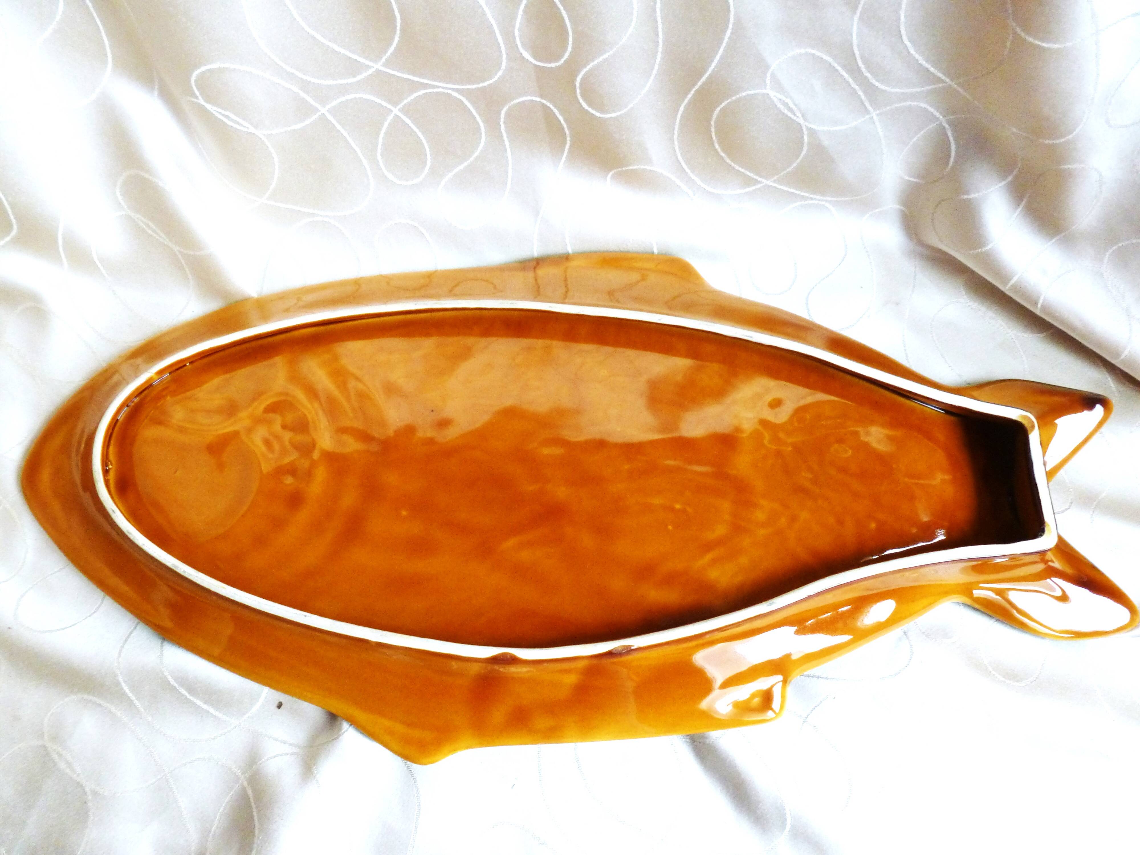 Flat fish set and 6 barbotine plates, vintage fish set