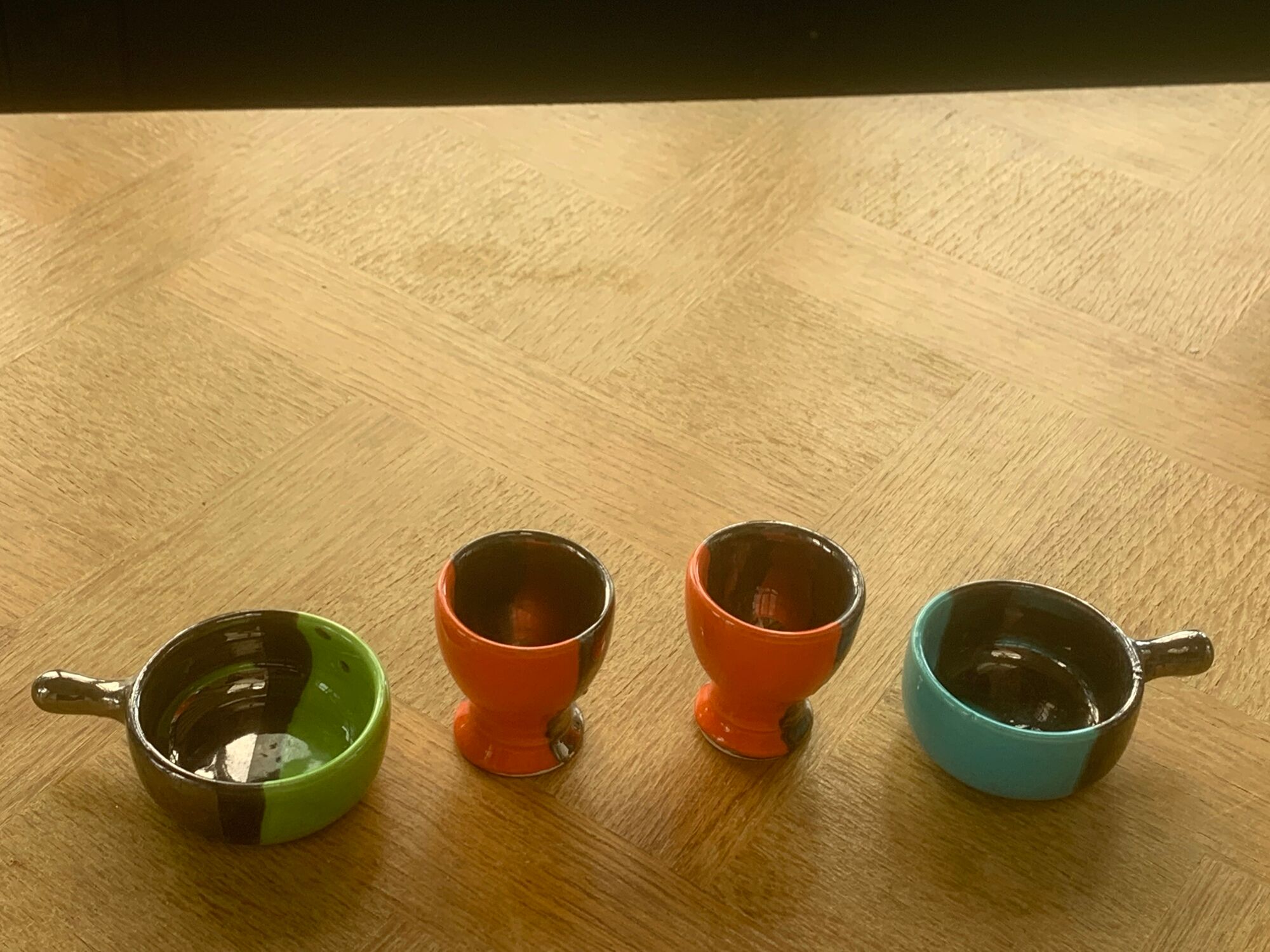 Set of two coquetiers and two caquelons in vintage 1950 two-tone ceramic