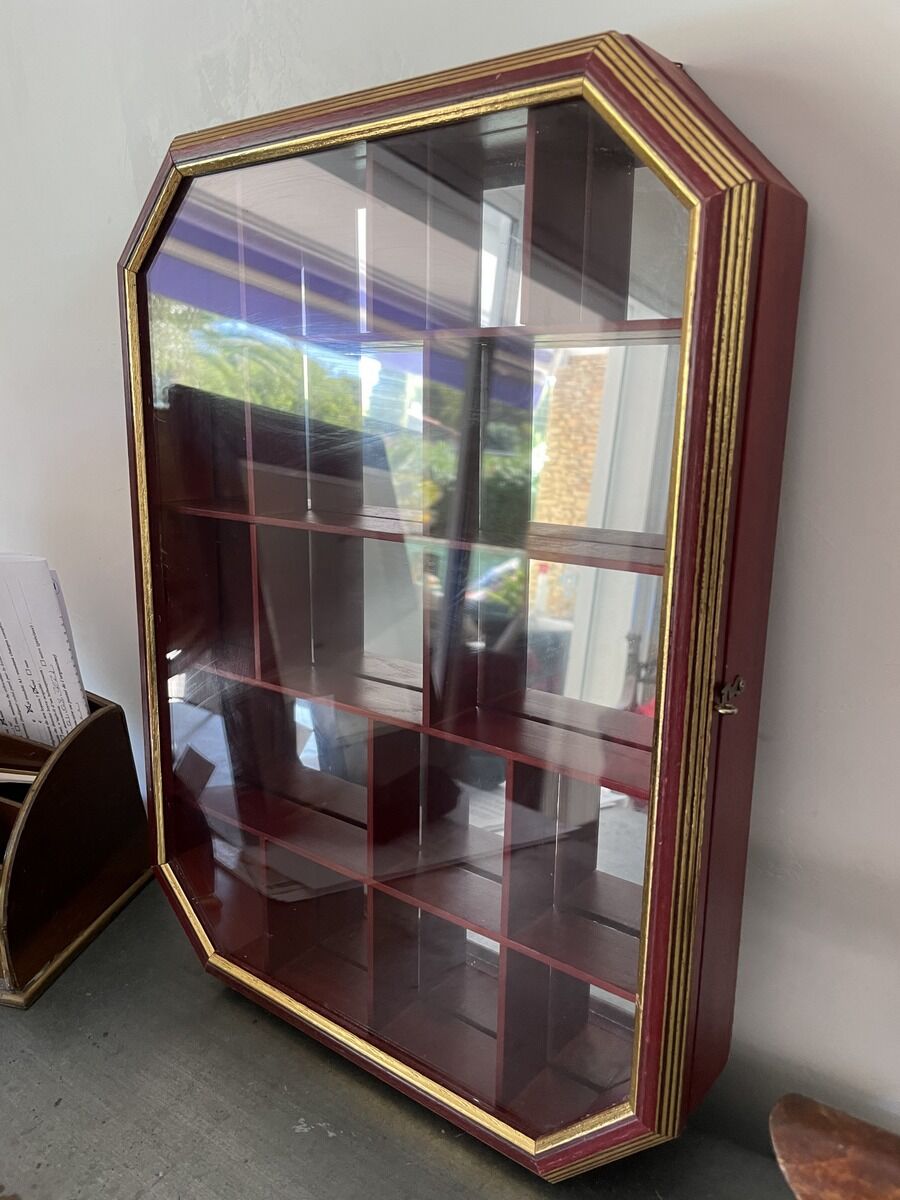 Mirror showcase for collections