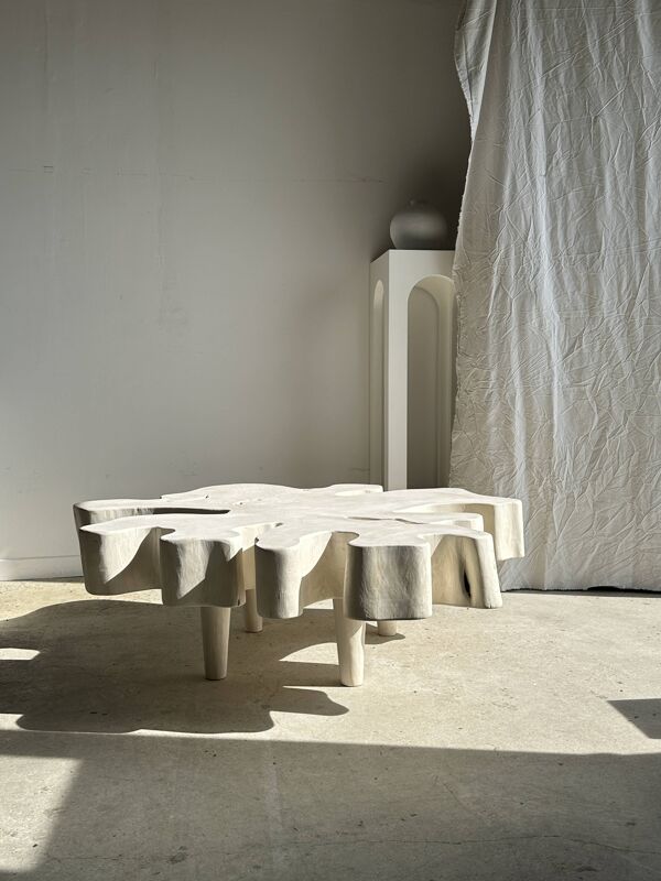 Très grande table basse en manguier blanchi plateau organique D:140cm