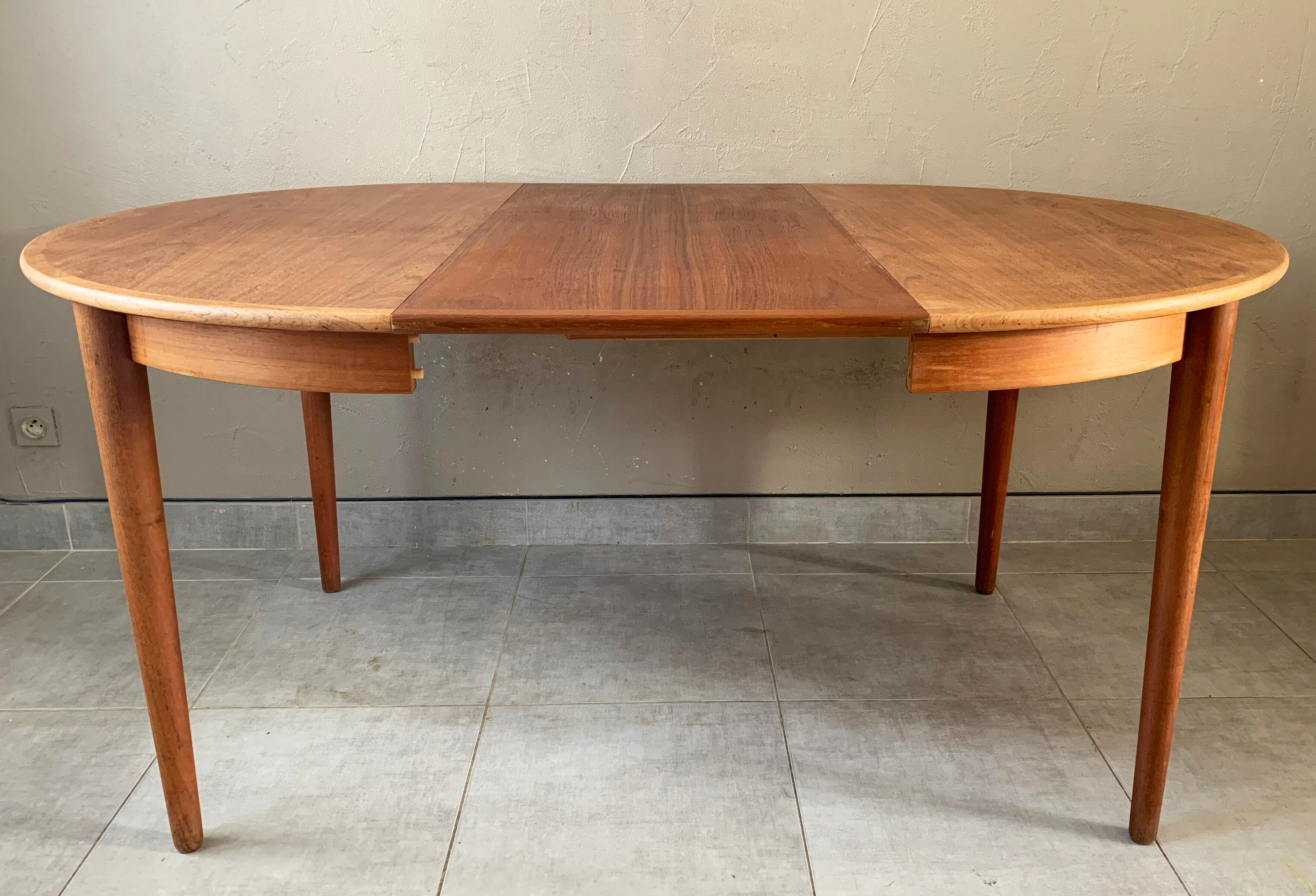 Danish teak dining table mSe Mobler, distributed by Samcom