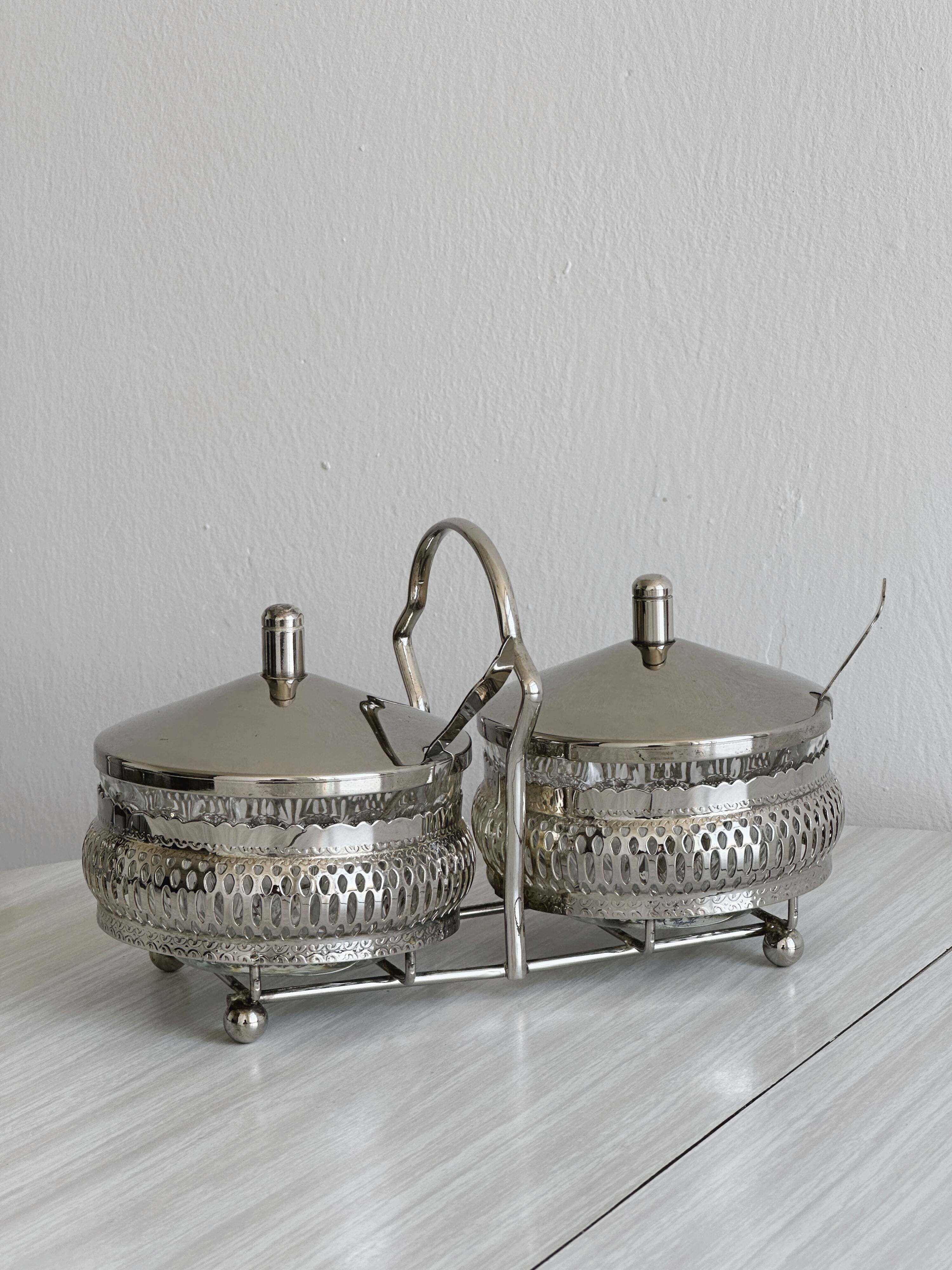 Saucières, serviteur en métal argenté et verre ciselé