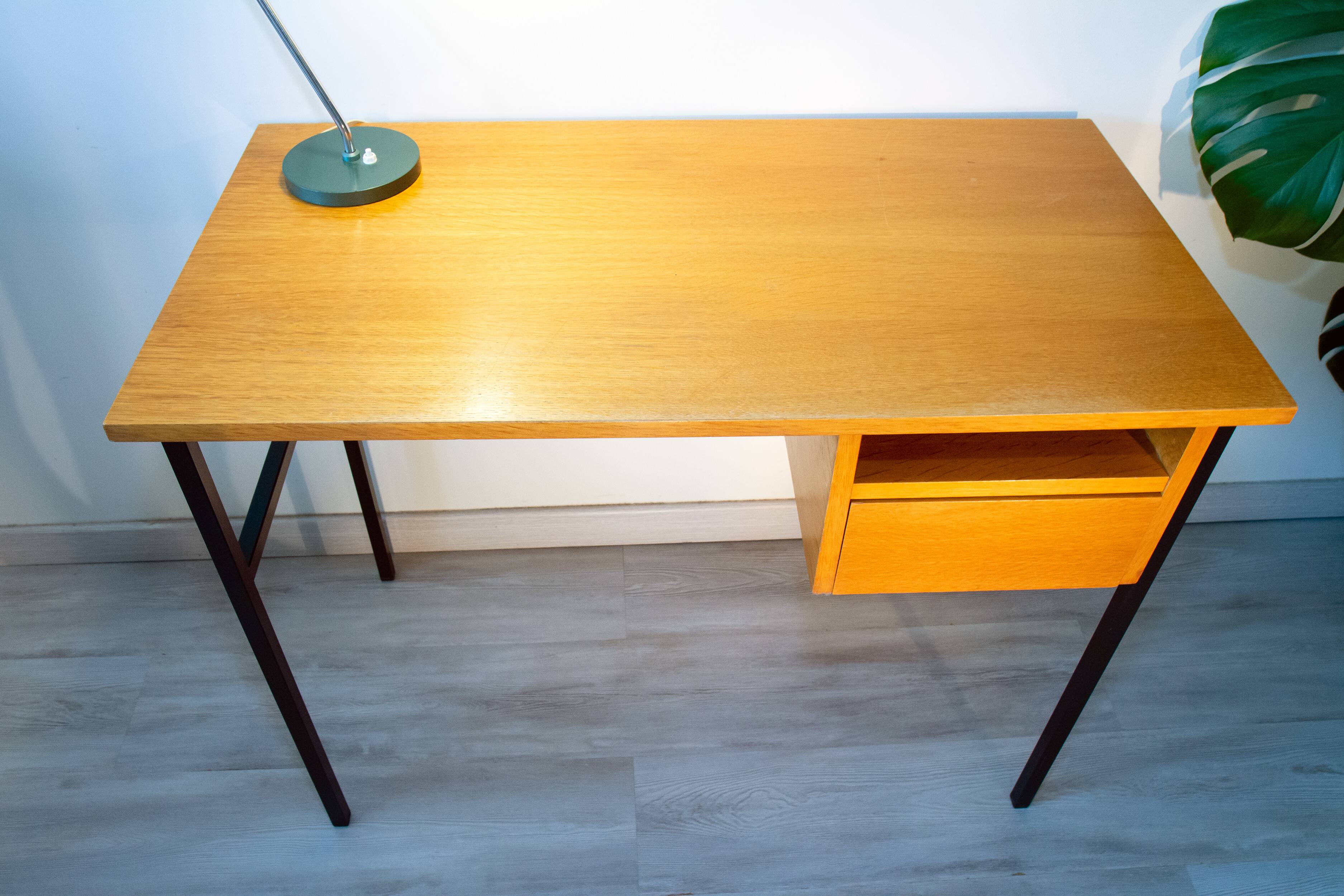 Bureau moderniste année 70, chêne et métal