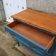 Commode ancienne rénovée bleu – plateau bois – 3 tiroirs