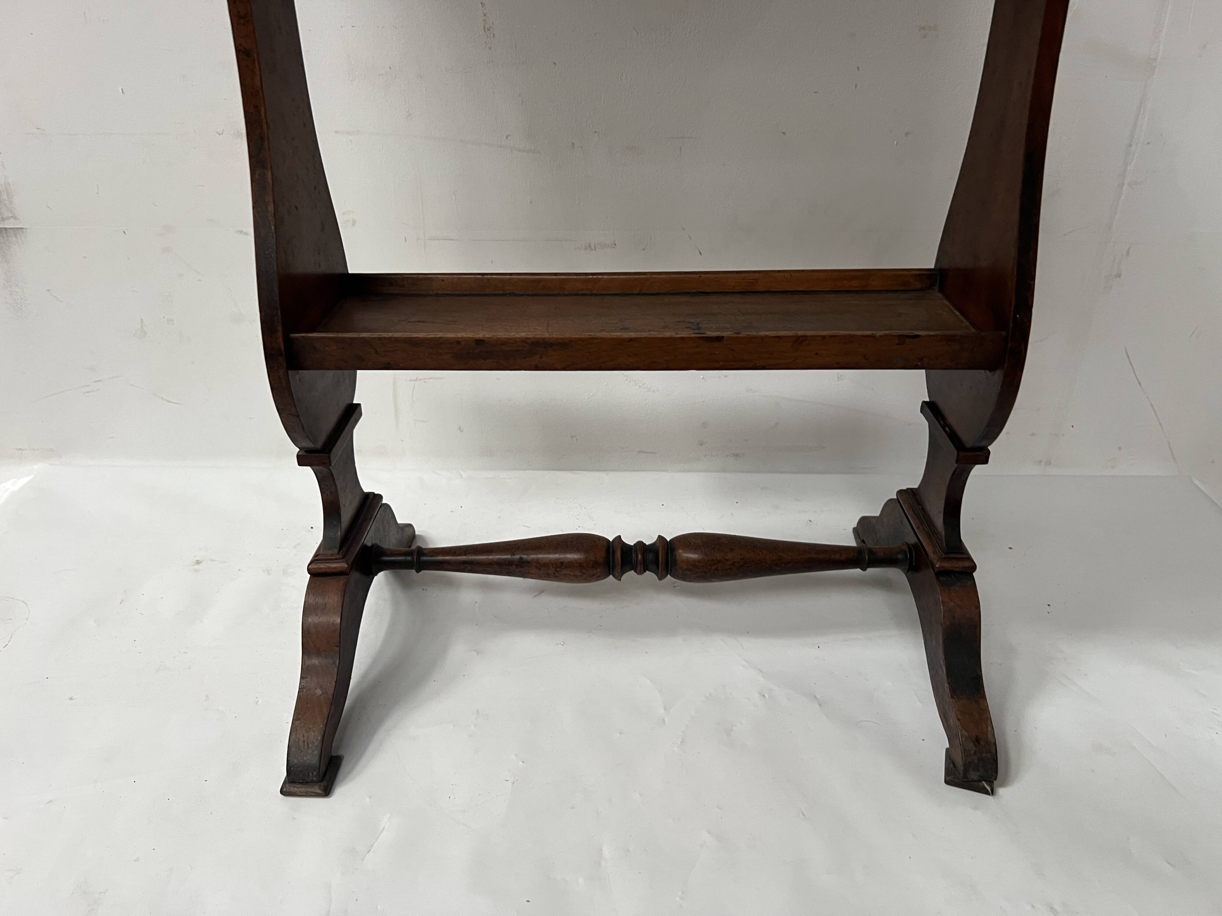 Directoire period work table in solid walnut, 19th century.