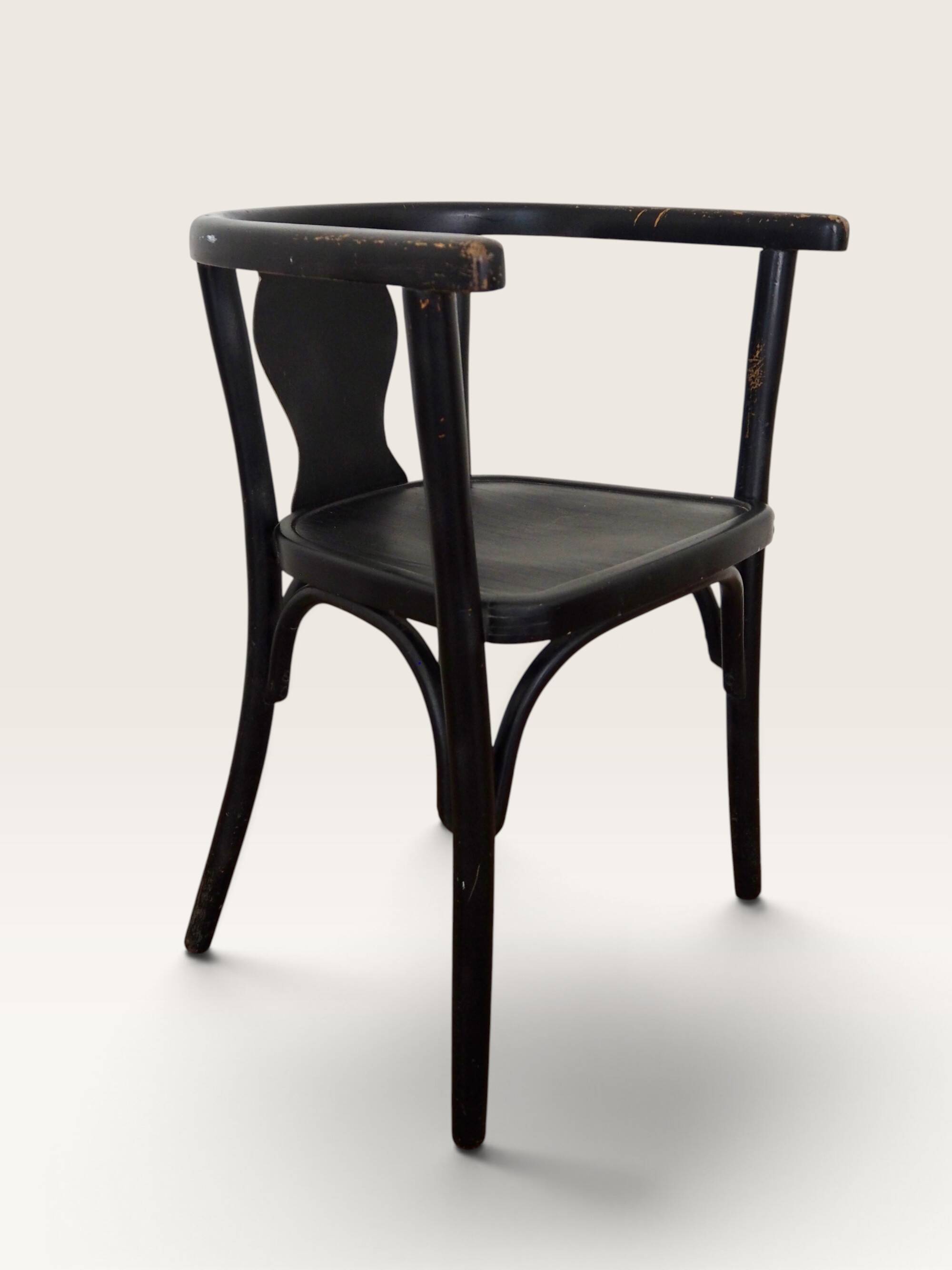Curved black lacquered wooden armchair in Thonet style