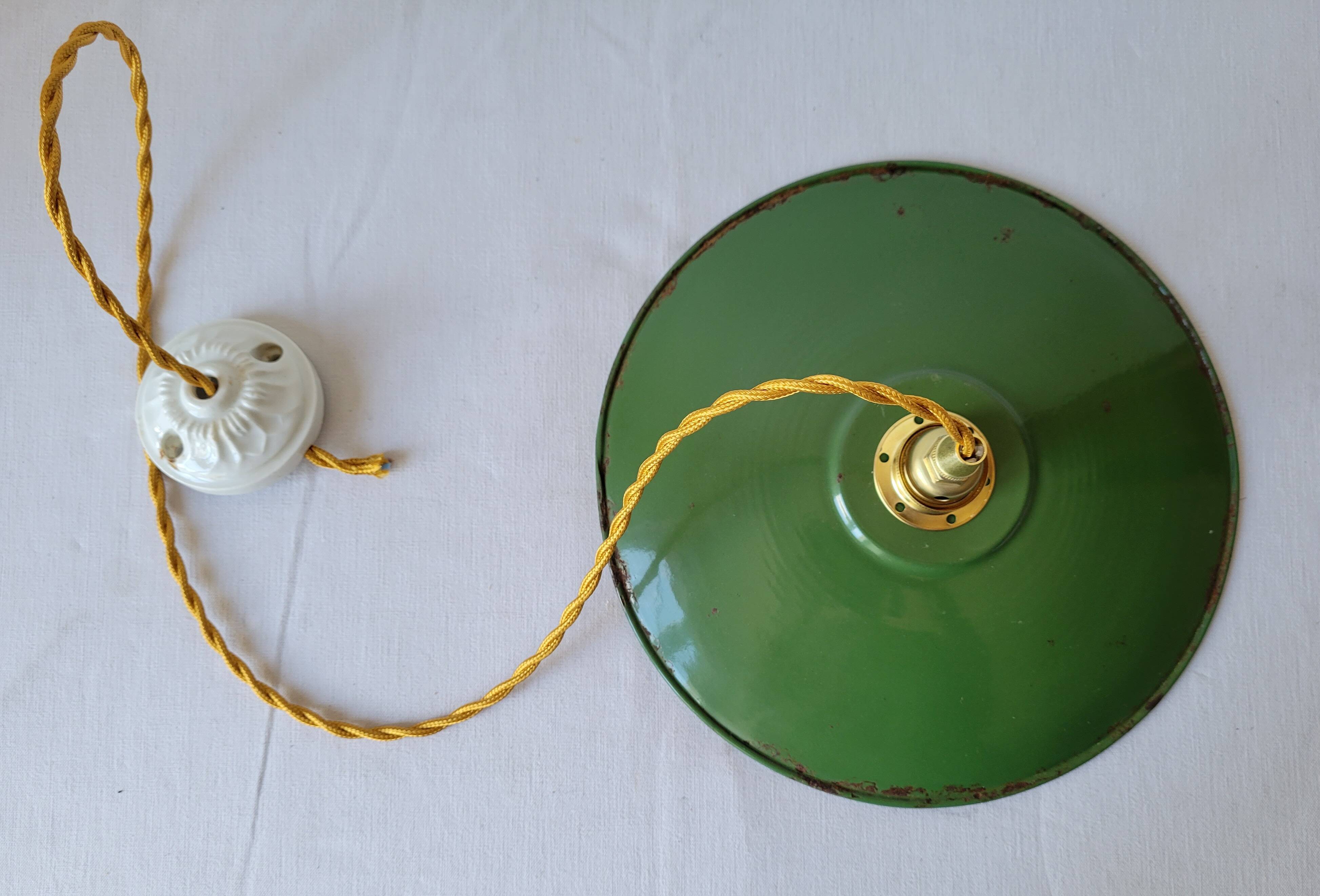 Suspension in green and white enamelled sheet metal