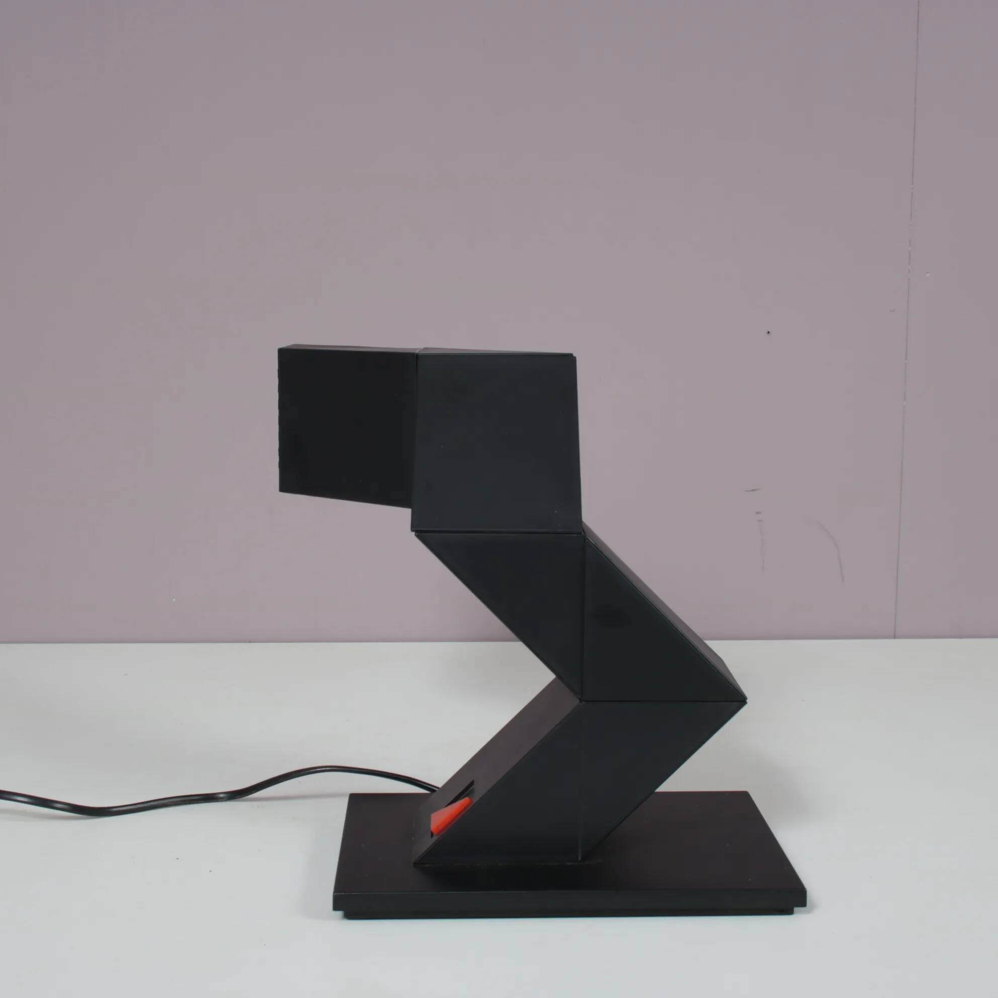 Lampe de bureau « Zig Zag » des années 1980, conçue par Shui L. D. Chan pour New Horizons, Hong Kong.