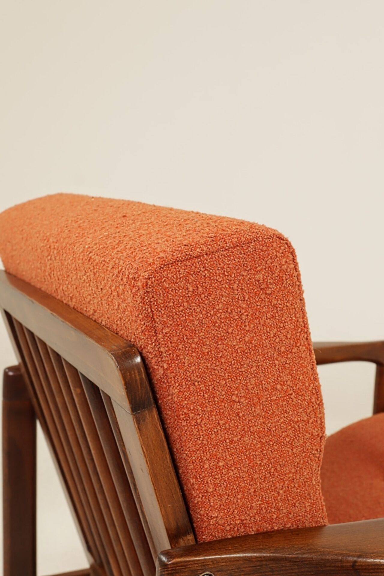 Modern long chair terracotta bouclé