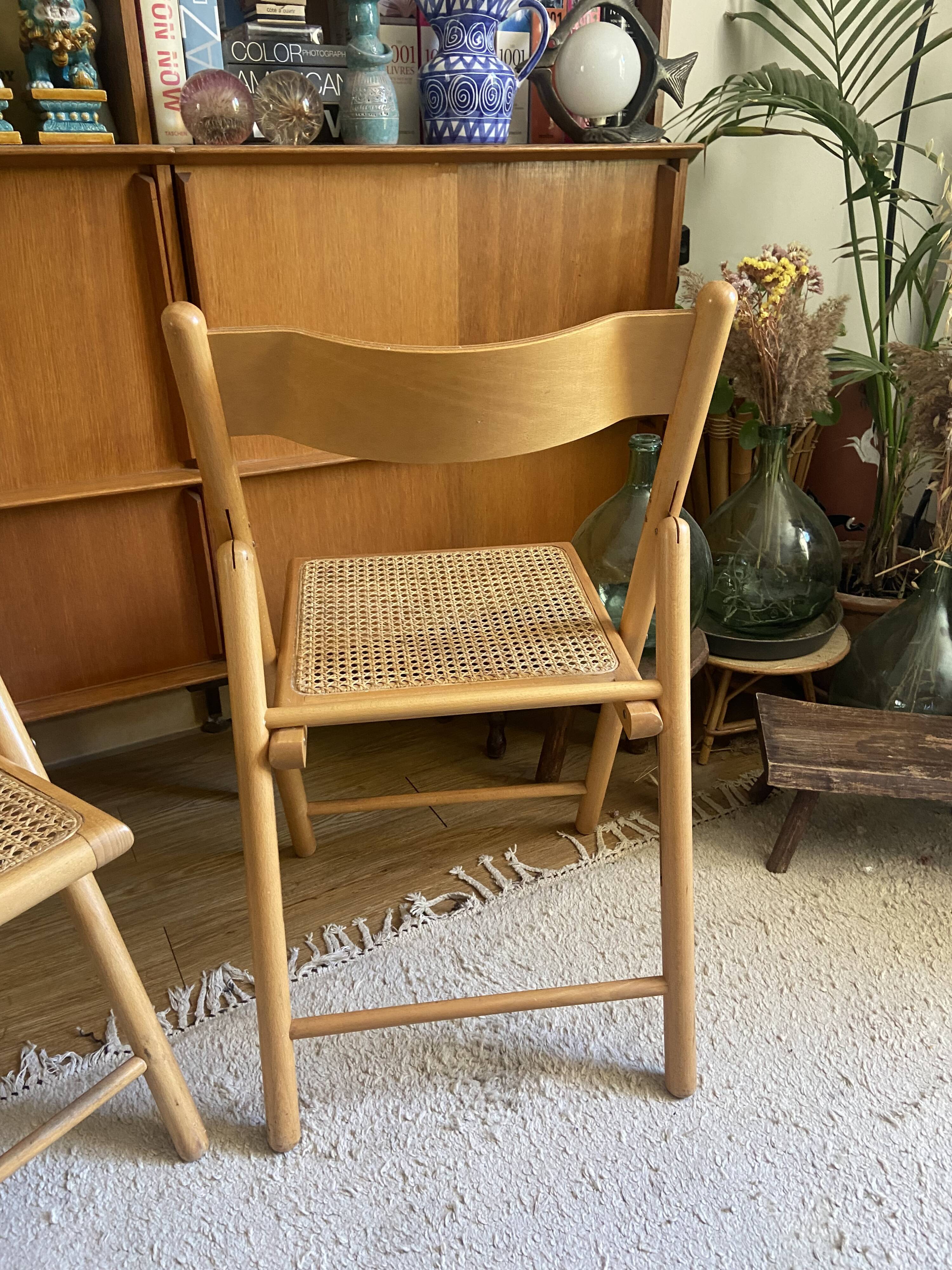 Pair of folding wooden chairs and vintage cannage