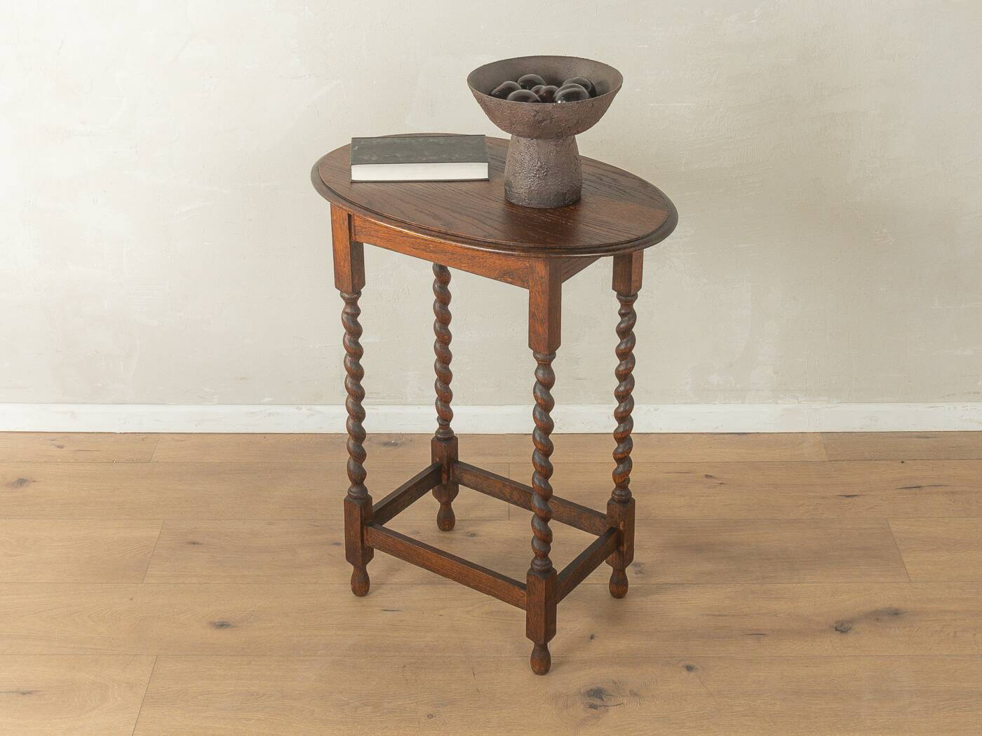 Magnifique table d'appoint de style jacobéen des années 1920