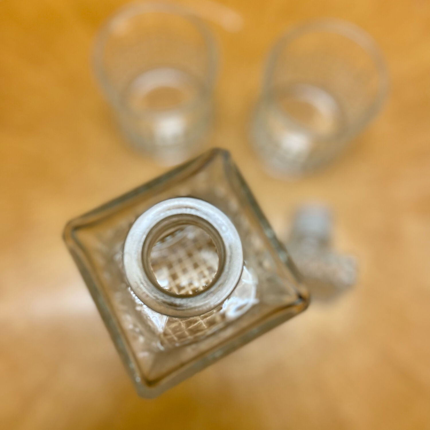 Carafe vintage whisky and its 2 glasses