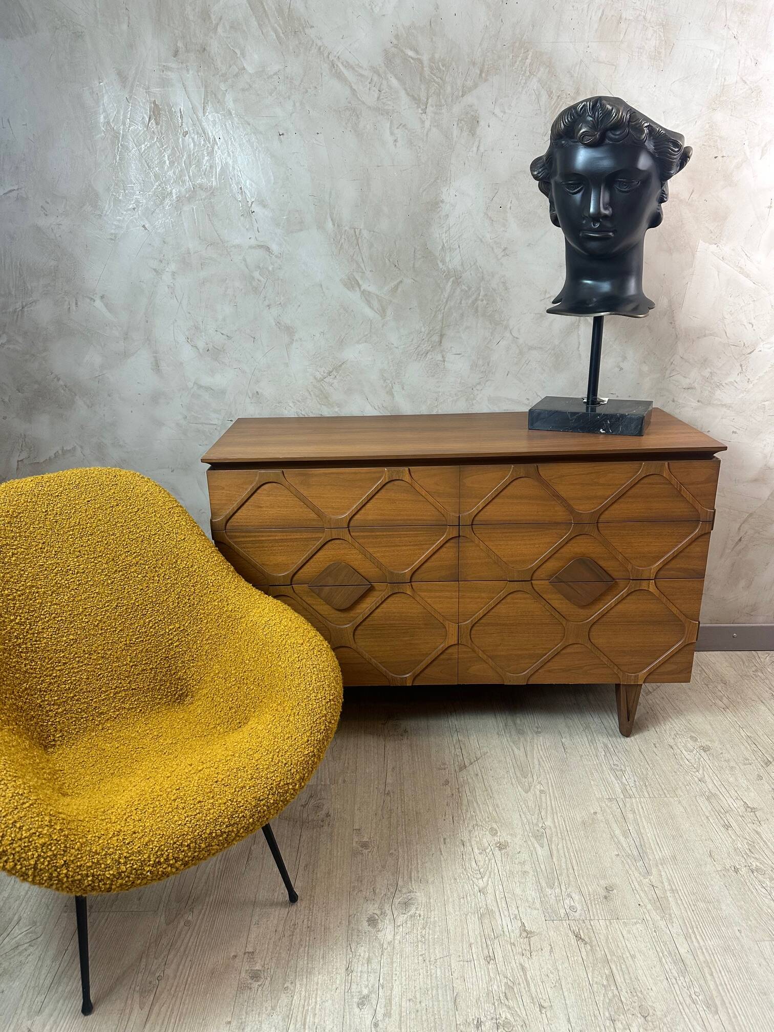 Contemporary chest of drawers