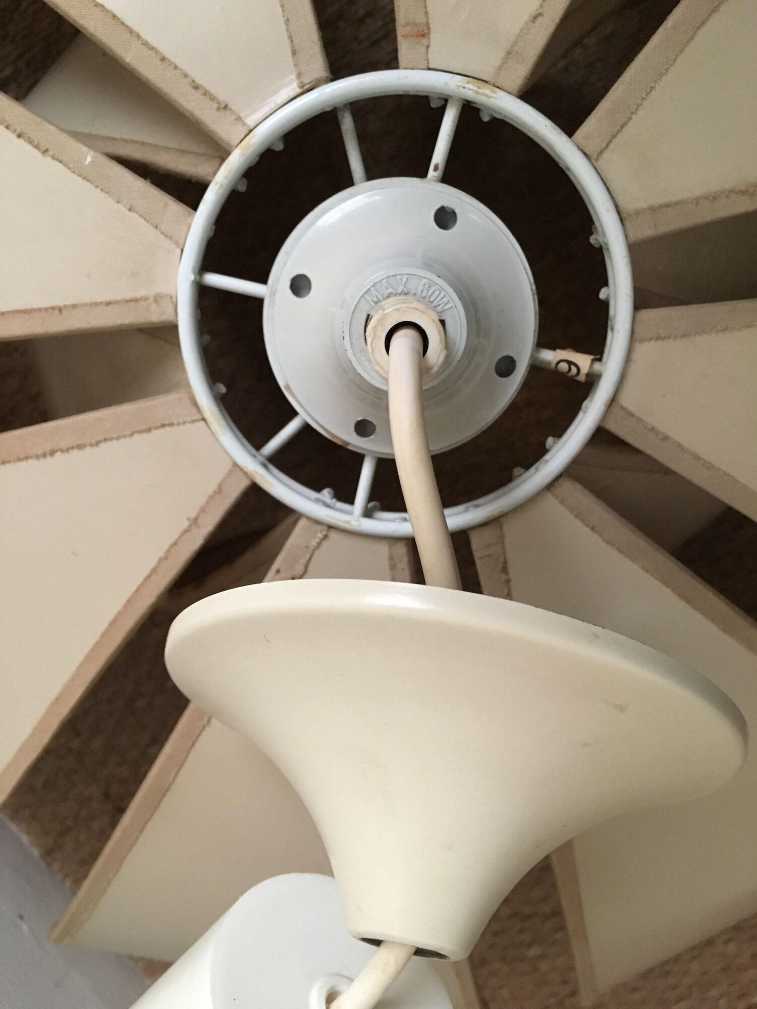 Suspension fleur petales beiges et dorees vintage