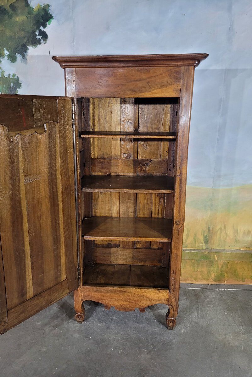 Small walnut bonnetière from the early 19th century.