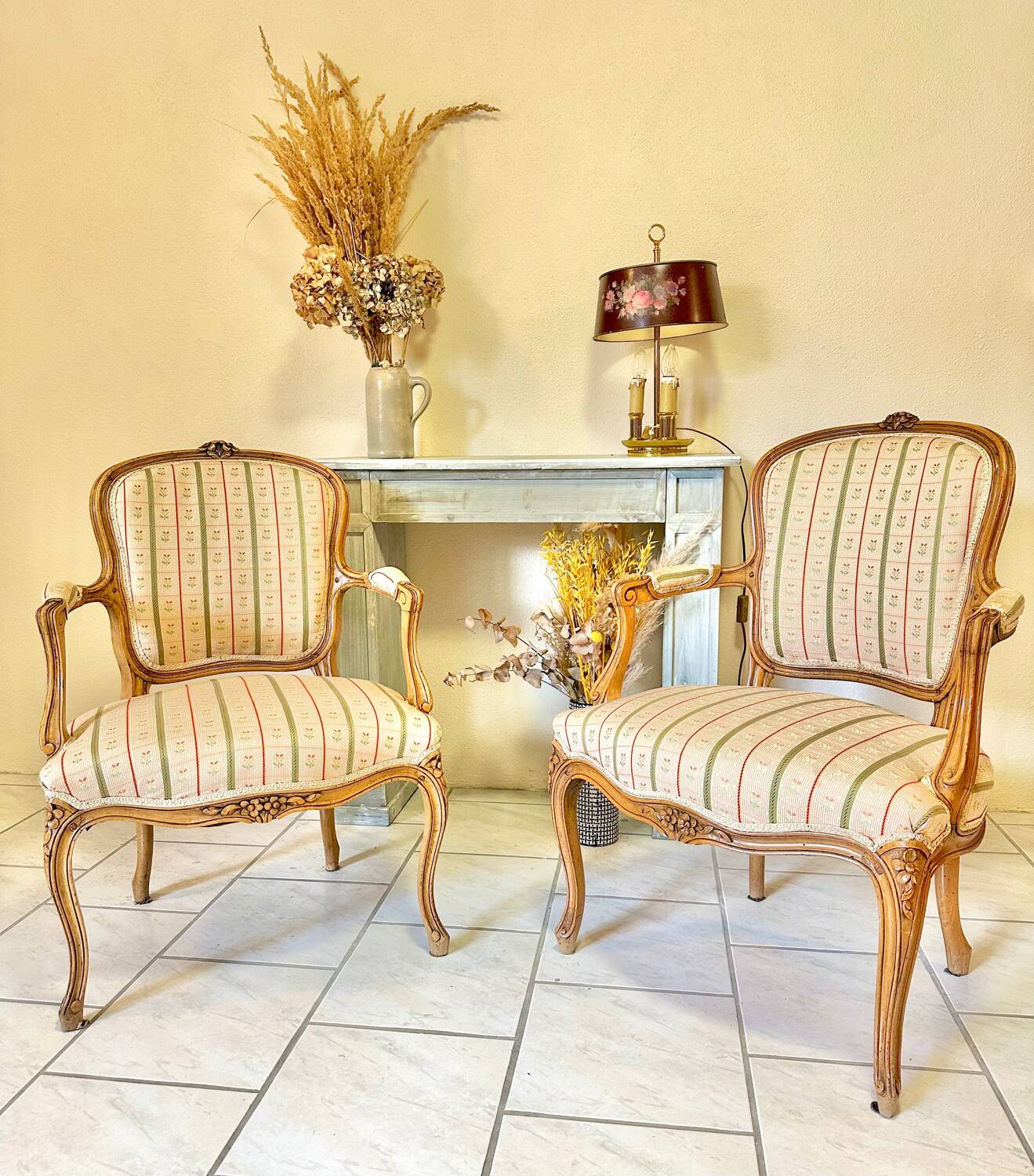 Paire de fauteuils bergères anciens style Louis XV