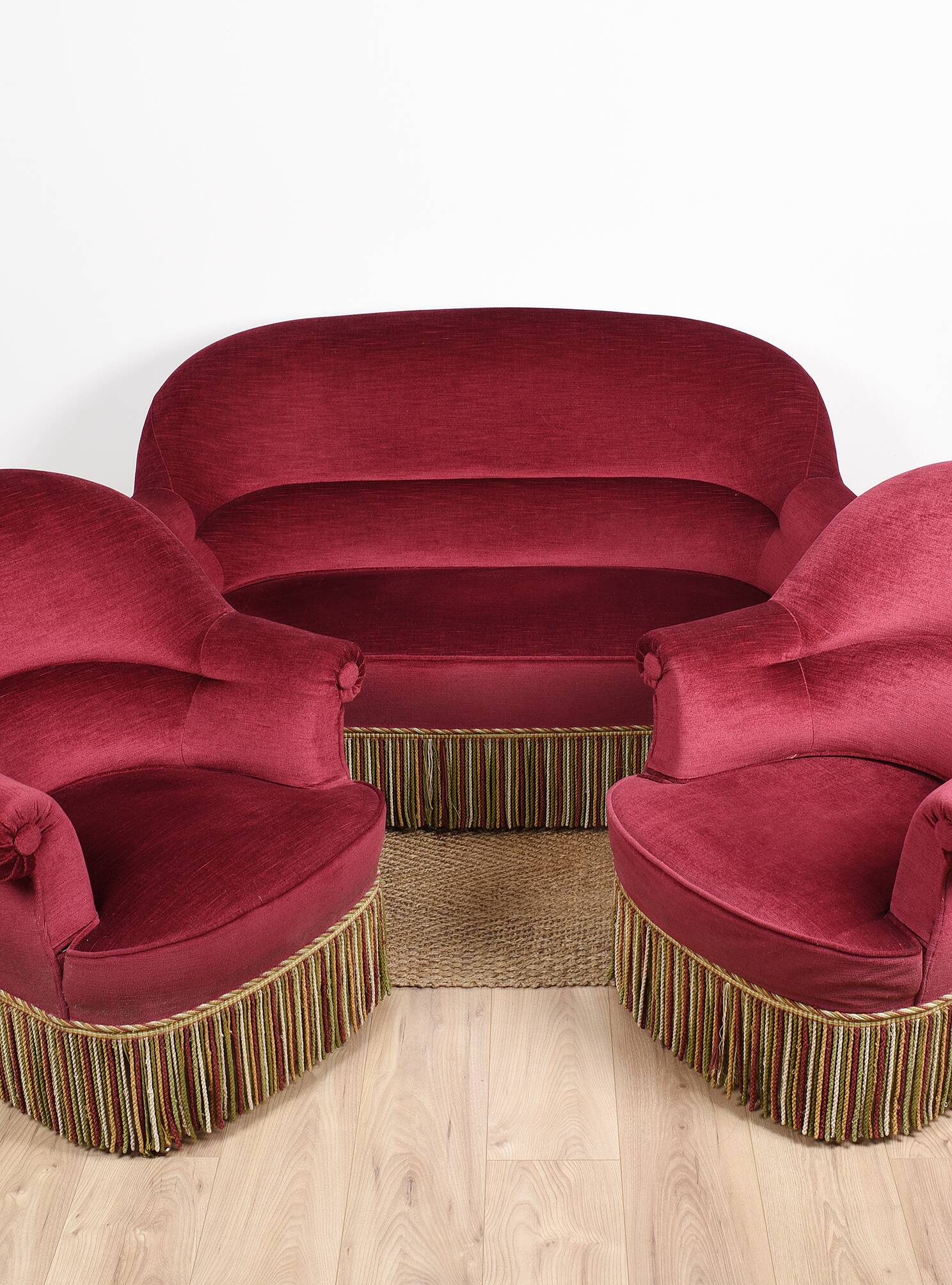 Sofa and pair of toad armchairs in red velvet.