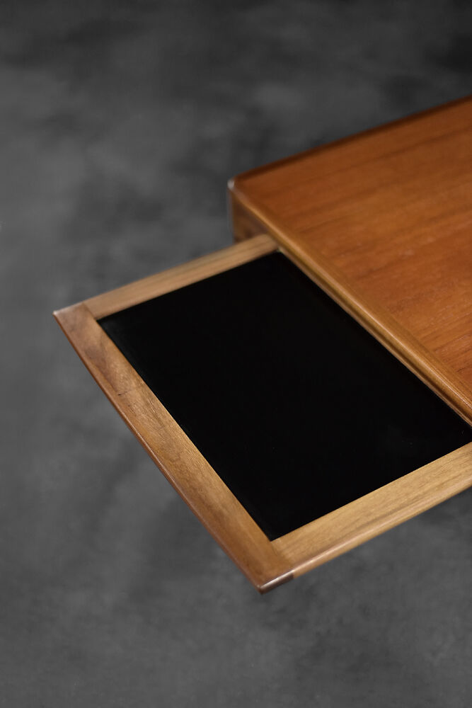 Vintage classic mid-century scandinavian danish modern rosewood coffee table with pull-out black top